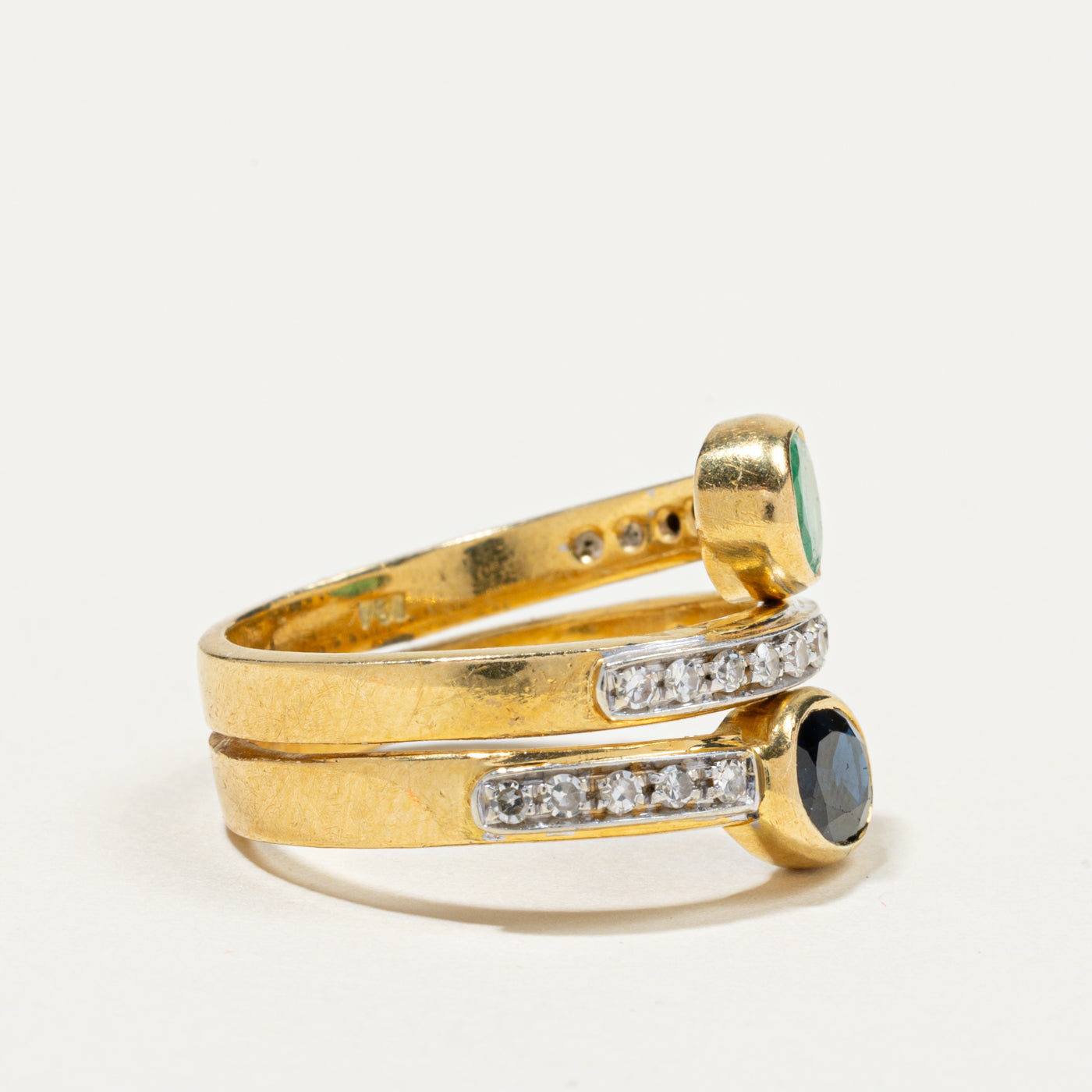 Bague sertie clos de saphirs, d'émeraudes et de diamants | 0,93 ct, 0,66 ct, 0,36 ct au total | Taille 8