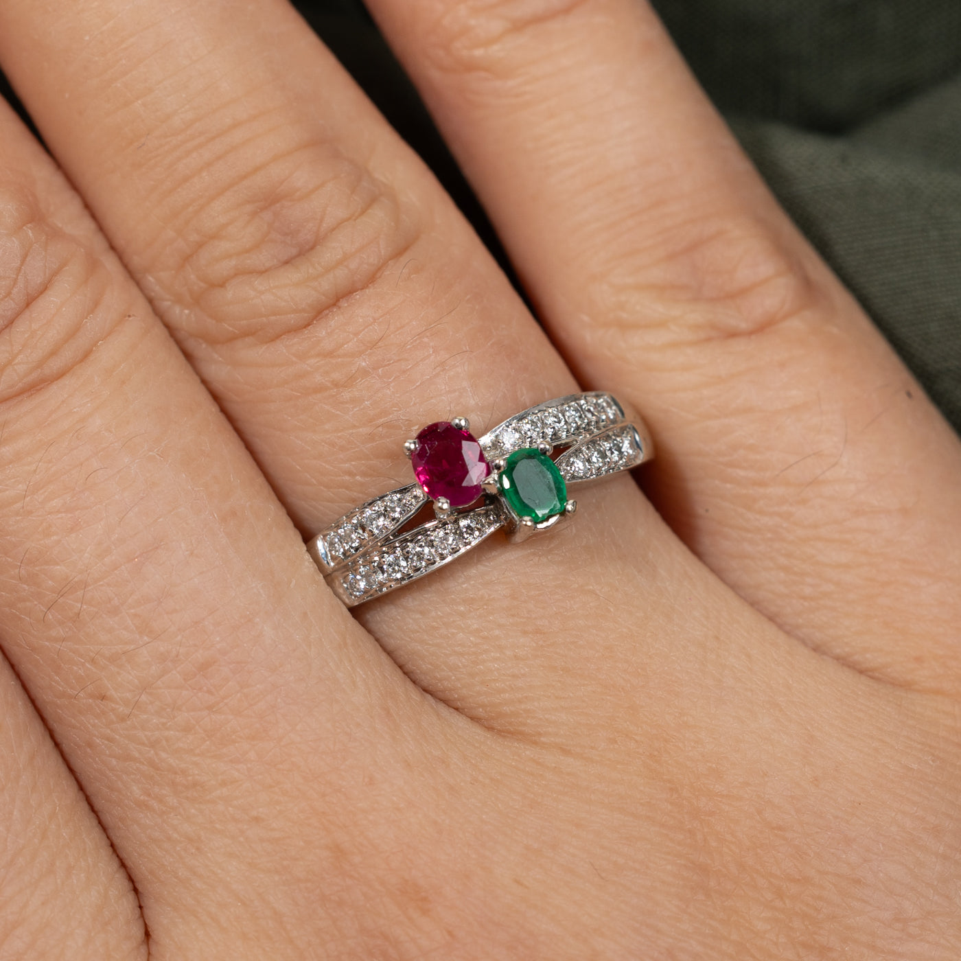 Bague Toi et Moi Émeraude, Rubis et Diamants | 0,24 ct, 0,10 ct, 0,18 ct au total | Taille 7,5