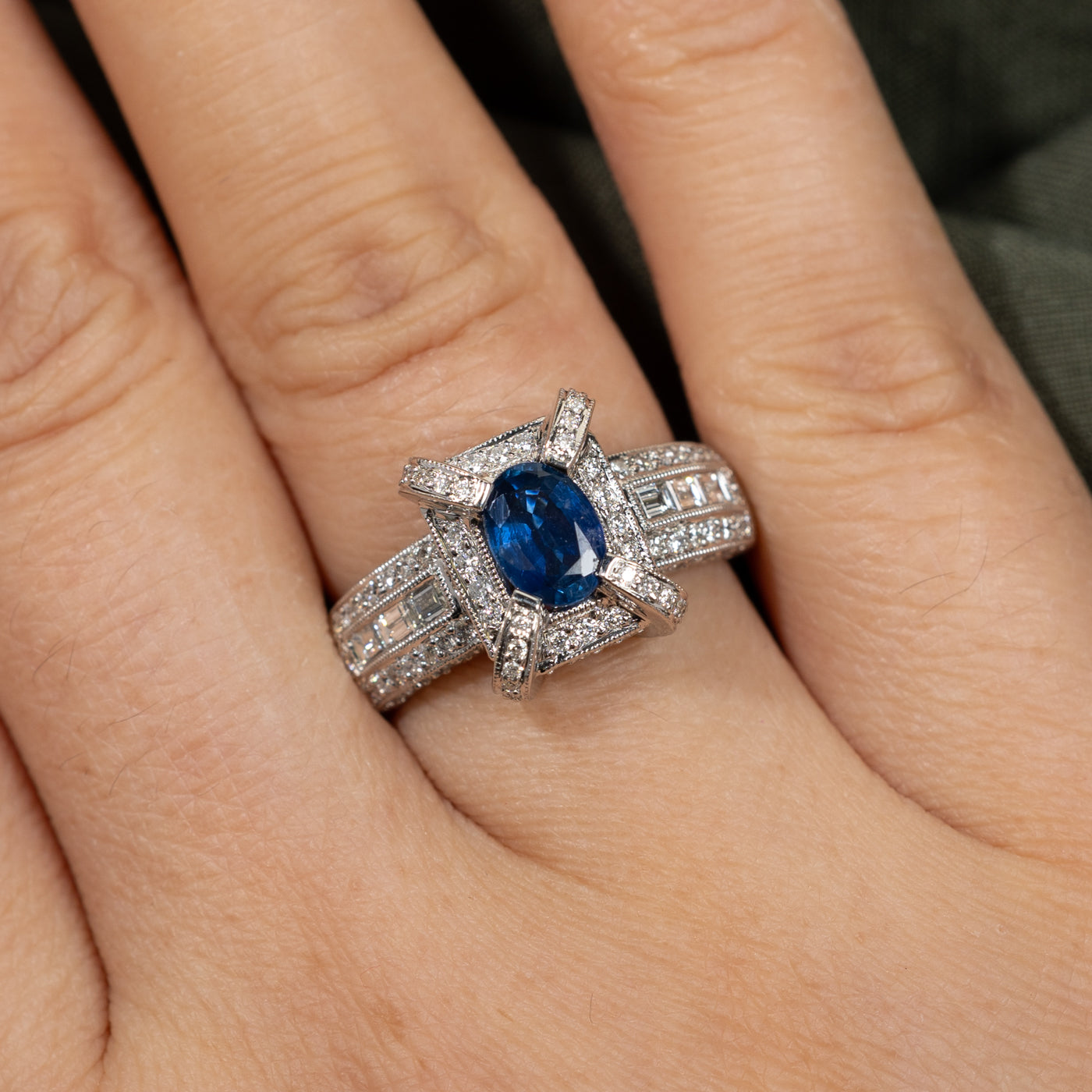 Bague saphir ovale et diamants | 1,10 ct, 1,08 ct au total | Taille 6,75