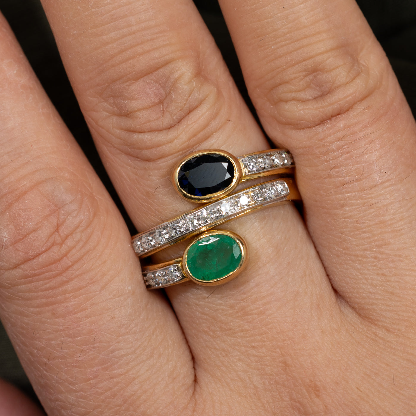Bague sertie clos de saphirs, d'émeraudes et de diamants | 0,93 ct, 0,66 ct, 0,36 ct au total | Taille 8