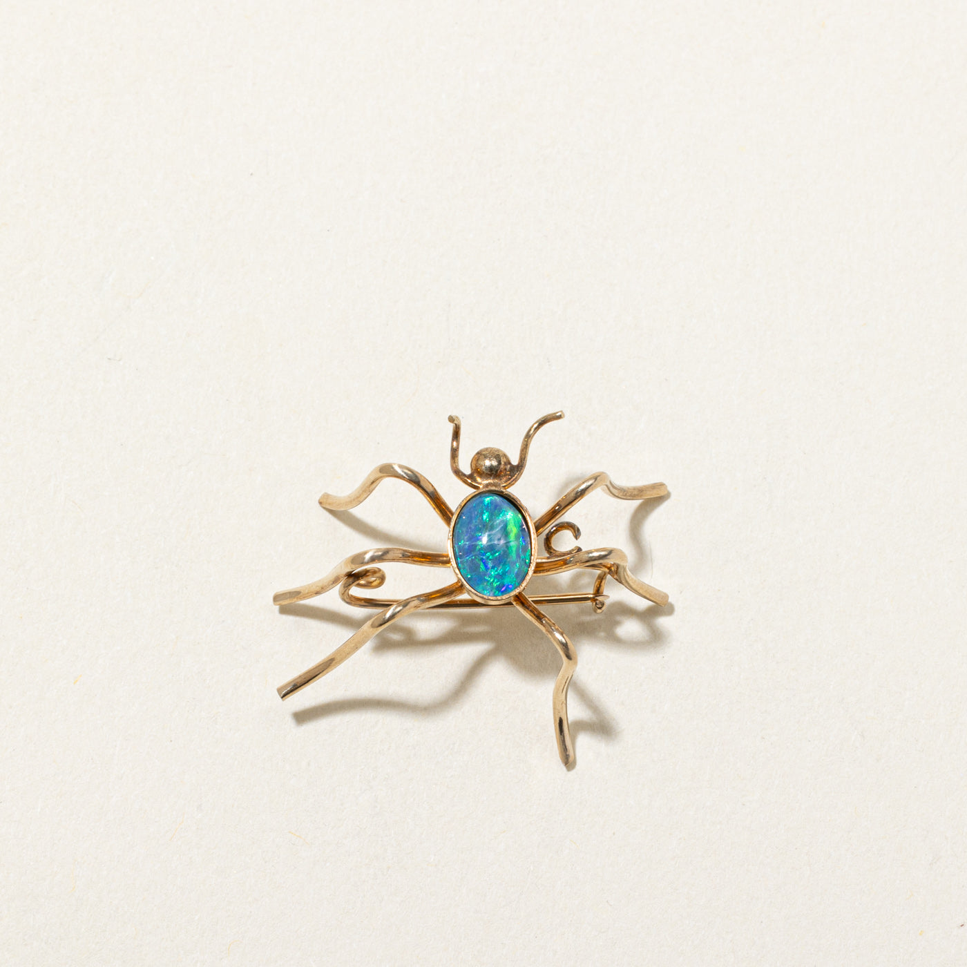Broche araignée en opale style rétro | 0,60 ct