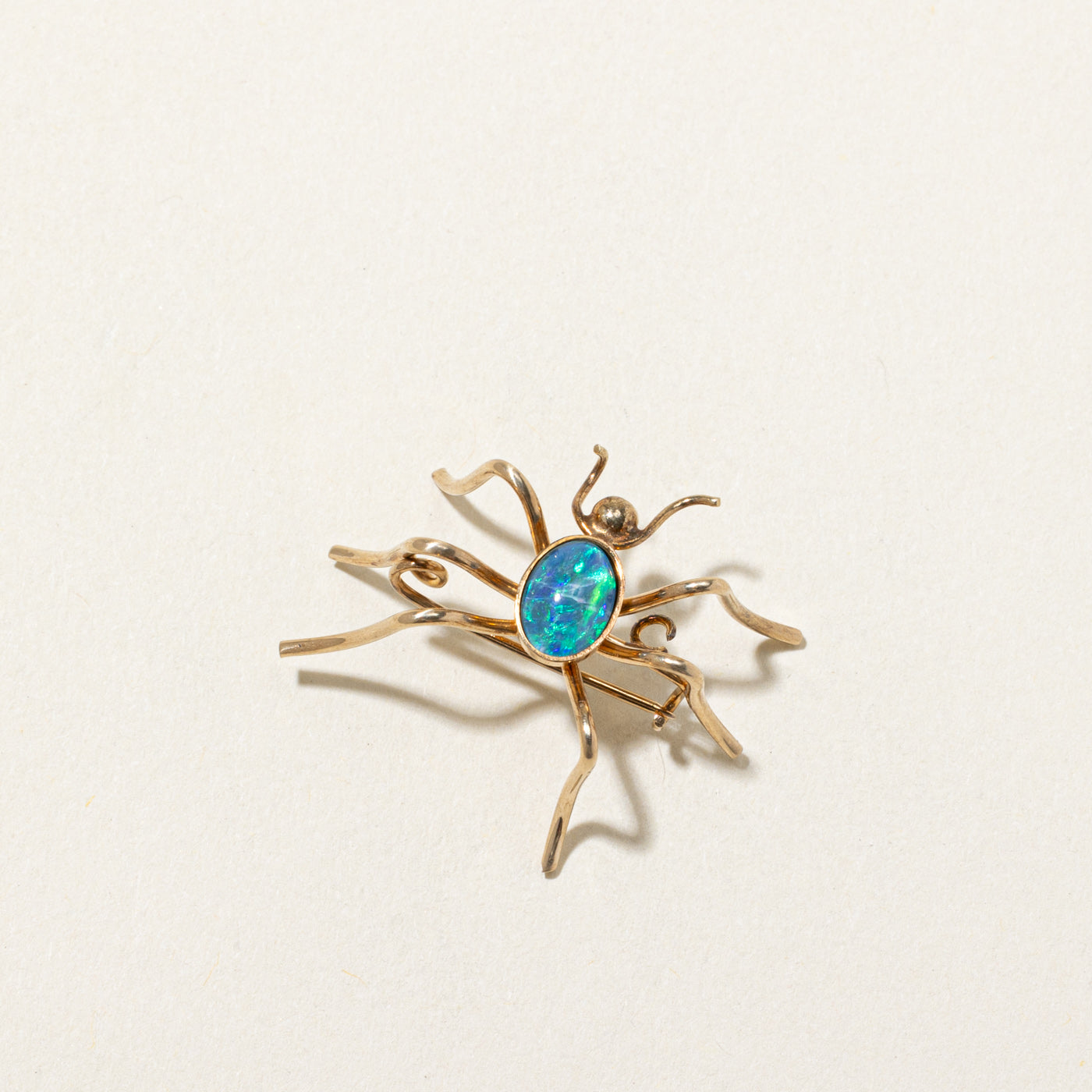 Broche araignée en opale style rétro | 0,60 ct