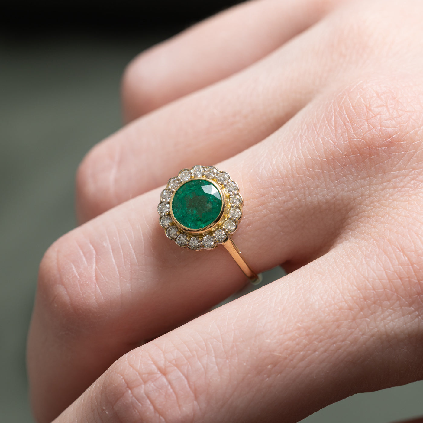 Bague vintage en émeraude naturelle de Zambie et diamants, de fabrication britannique | 1,40 ct, 0,34 ct au total | Taille 6,75 |