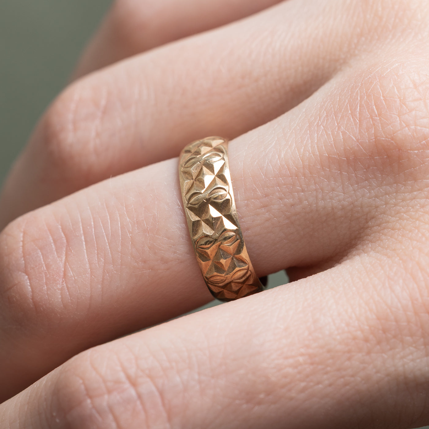 Bague en or jaune 9 carats sculptée à Londres en 1975 | Taille 8