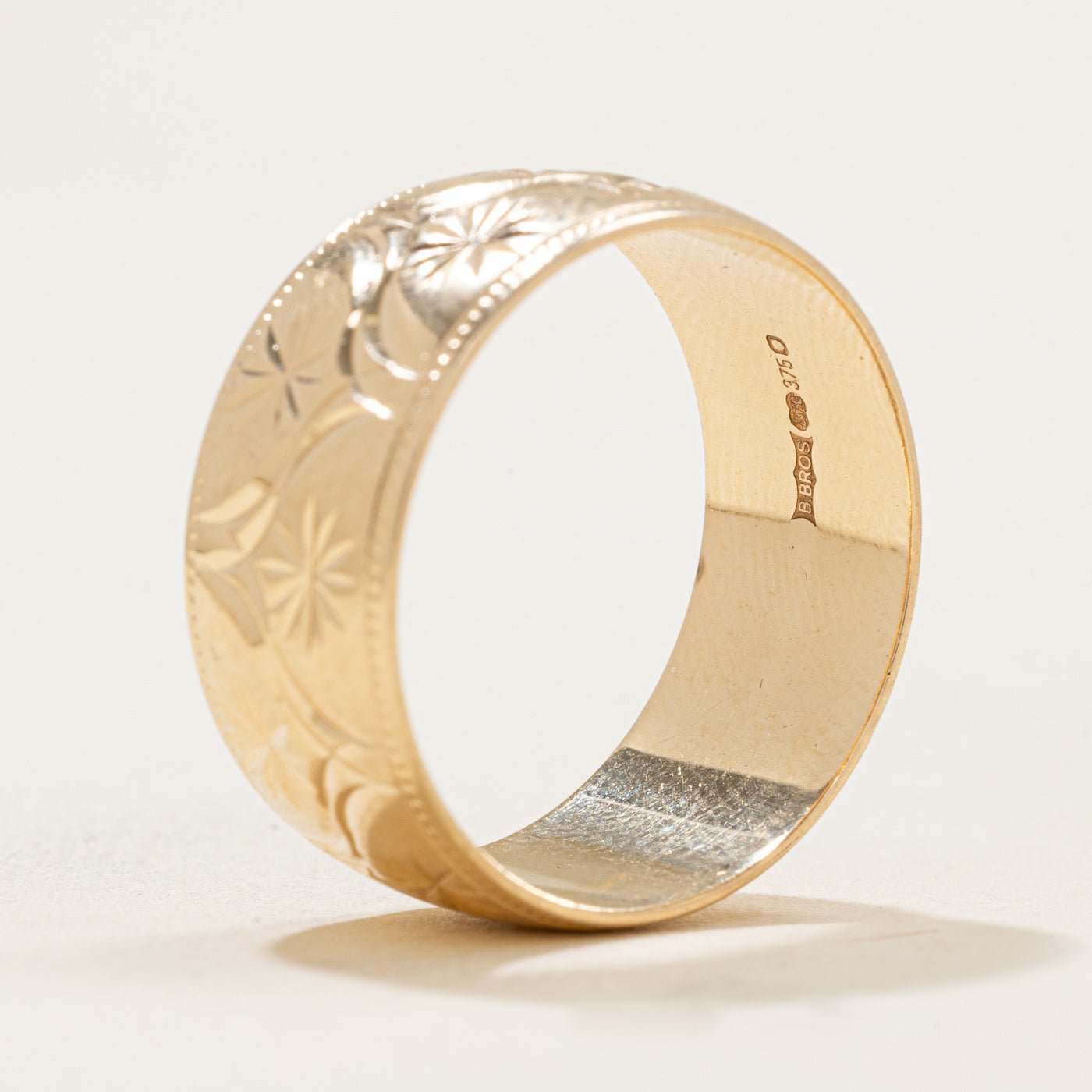 Bande gravée en or jaune 9 carats de Londres | Taille 8,90 mm | Taille 9,25