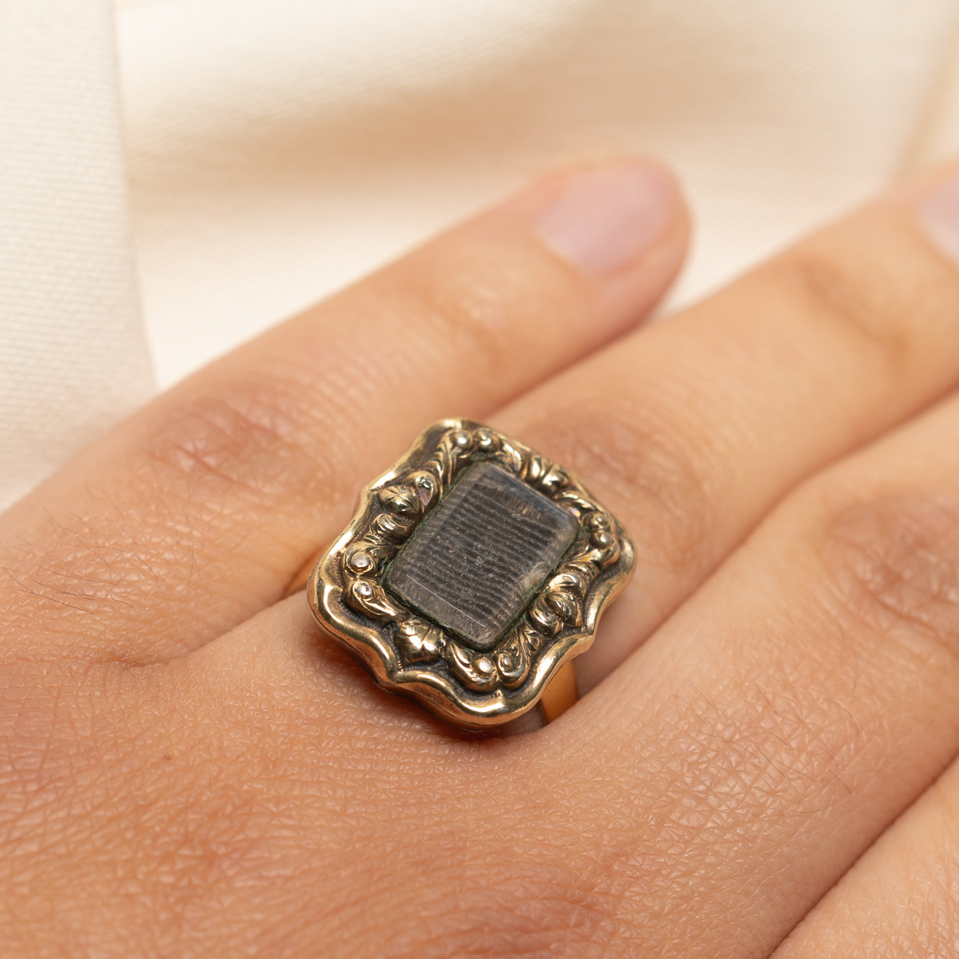 Victorian 9K Mourning Ring with Braided Hair | SZ 6.25