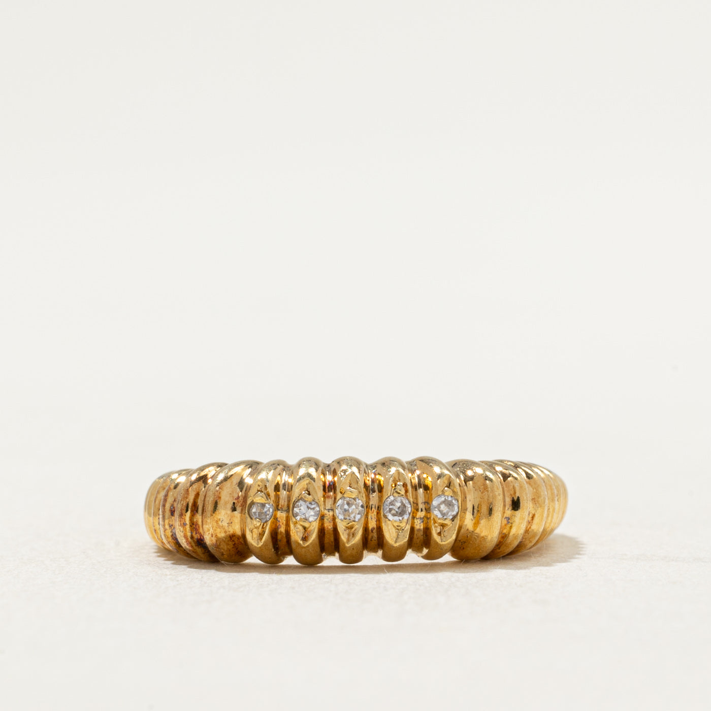 Bague cannelée sertie de cinq diamants | 0,05 ct au total | Taille 6,75