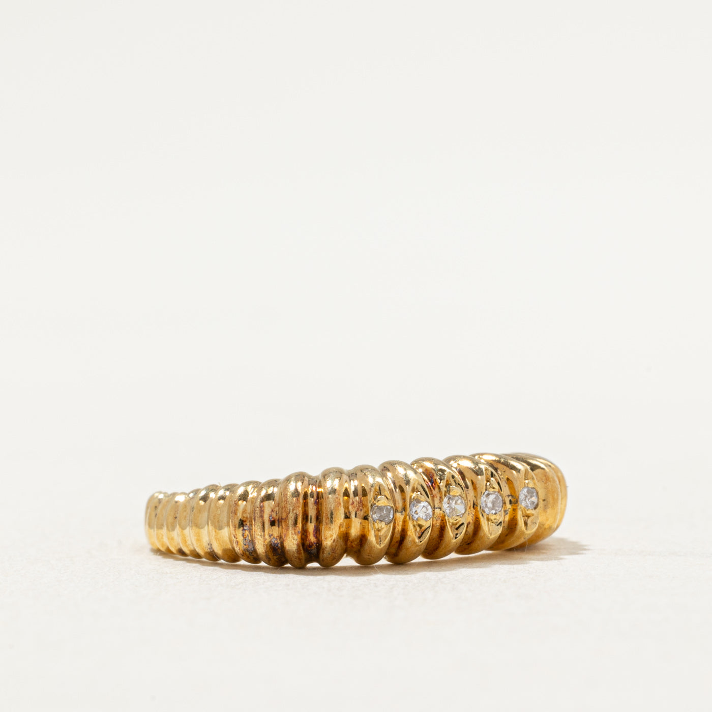 Bague cannelée sertie de cinq diamants | 0,05 ct au total | Taille 6,75