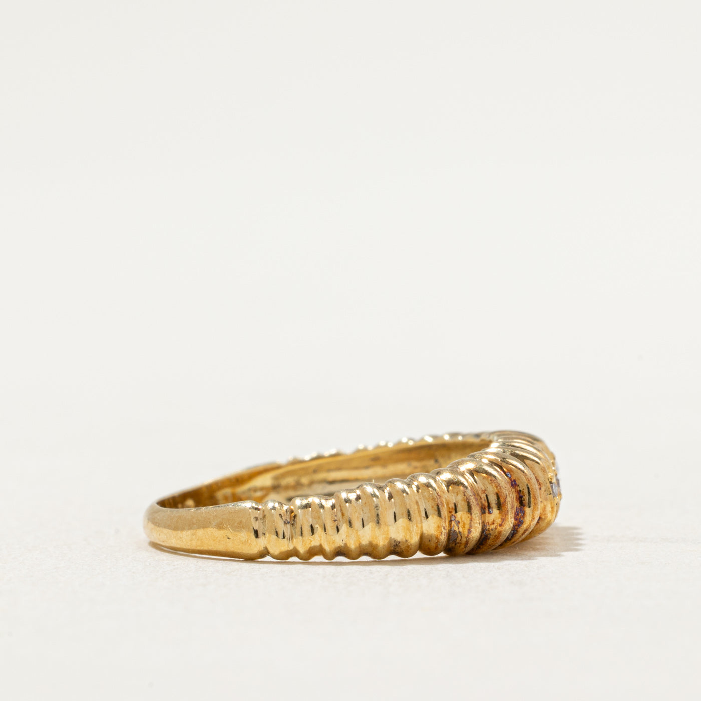 Bague cannelée sertie de cinq diamants | 0,05 ct au total | Taille 6,75