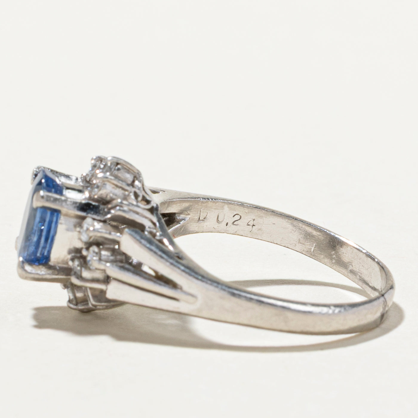 Bague conique en forme de pétale, saphir et diamants | 1,26 ct, 0,24 ct au total | Taille 6,5