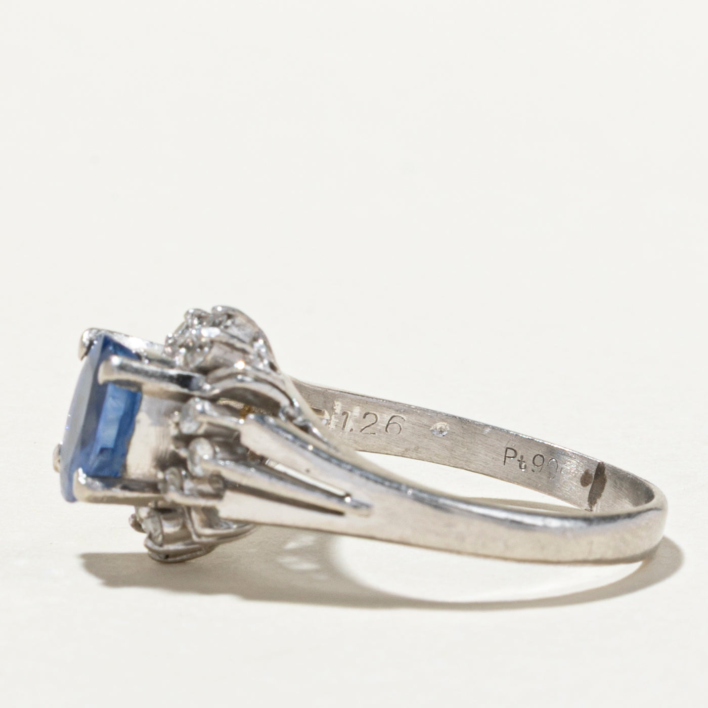 Bague conique en forme de pétale, saphir et diamants | 1,26 ct, 0,24 ct au total | Taille 6,5