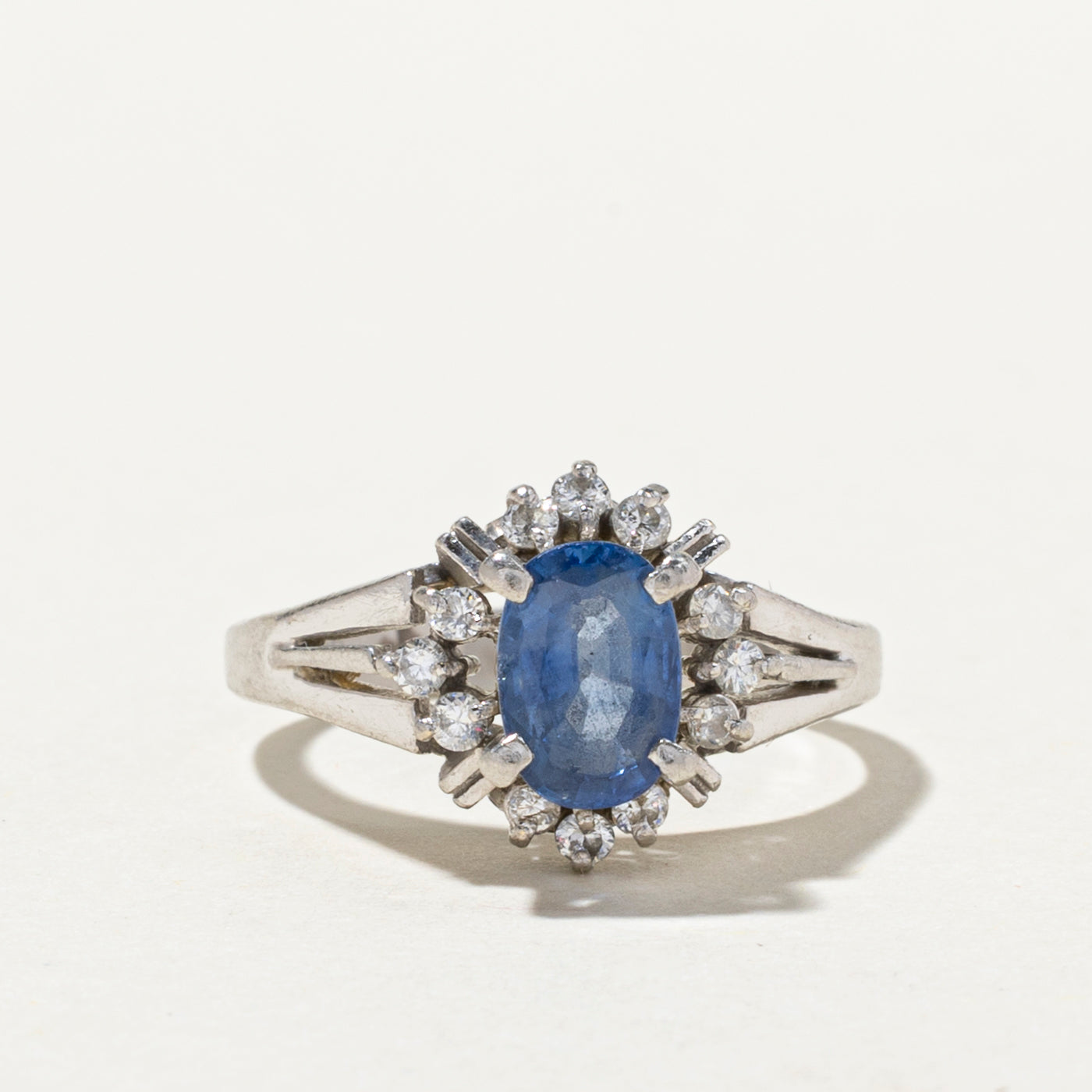 Bague conique en forme de pétale, saphir et diamants | 1,26 ct, 0,24 ct au total | Taille 6,5