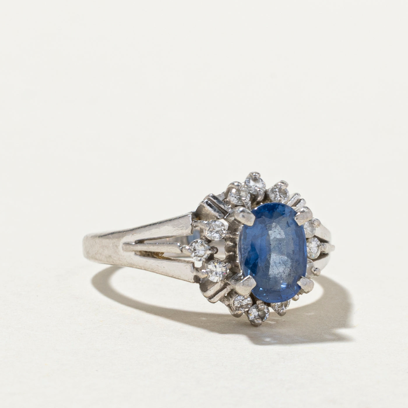 Bague conique en forme de pétale, saphir et diamants | 1,26 ct, 0,24 ct au total | Taille 6,5