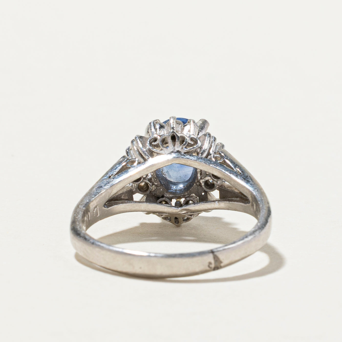 Bague conique en forme de pétale, saphir et diamants | 1,26 ct, 0,24 ct au total | Taille 6,5