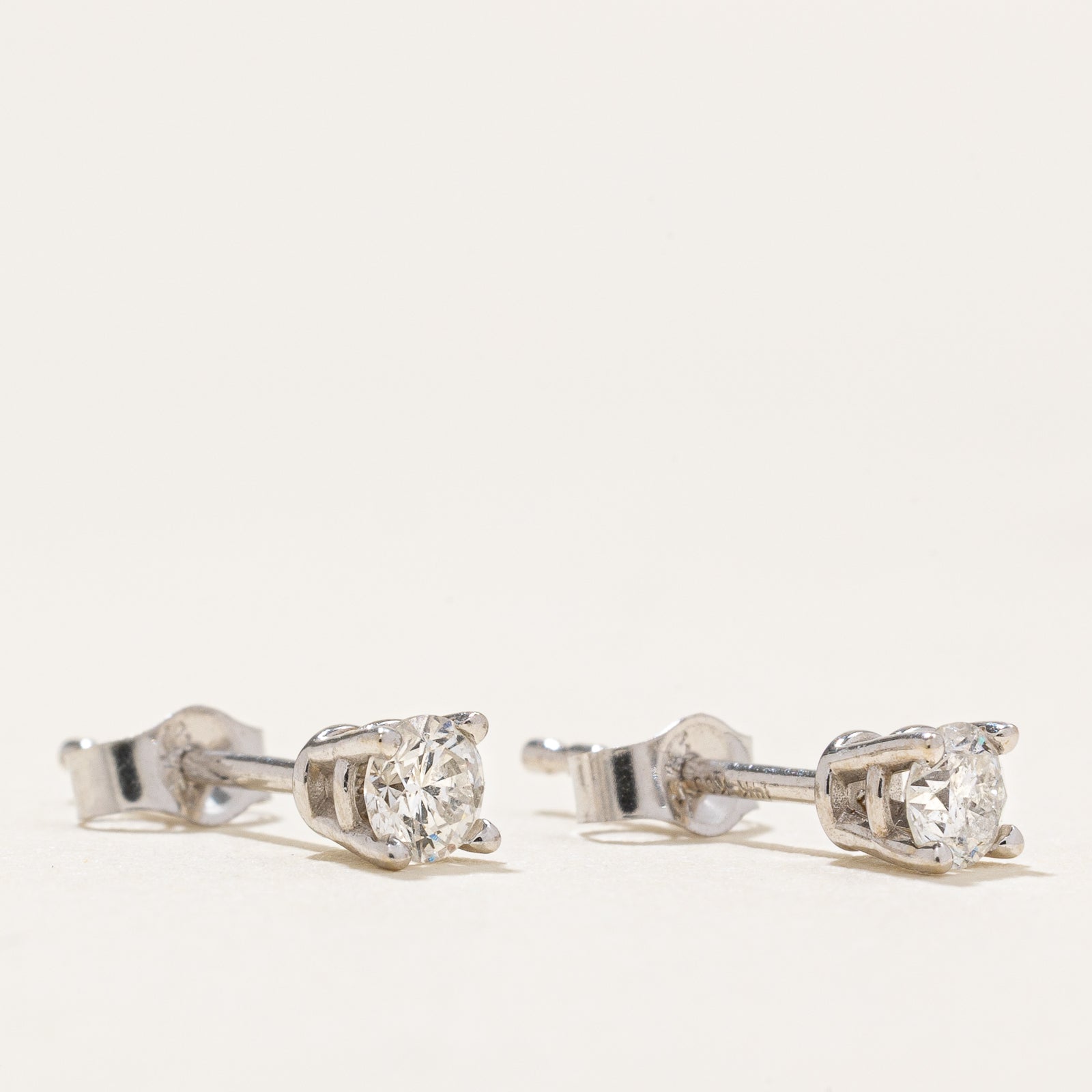 Boucles d'oreilles puces en or 14 carats serties de diamants | 0,18 ct au total