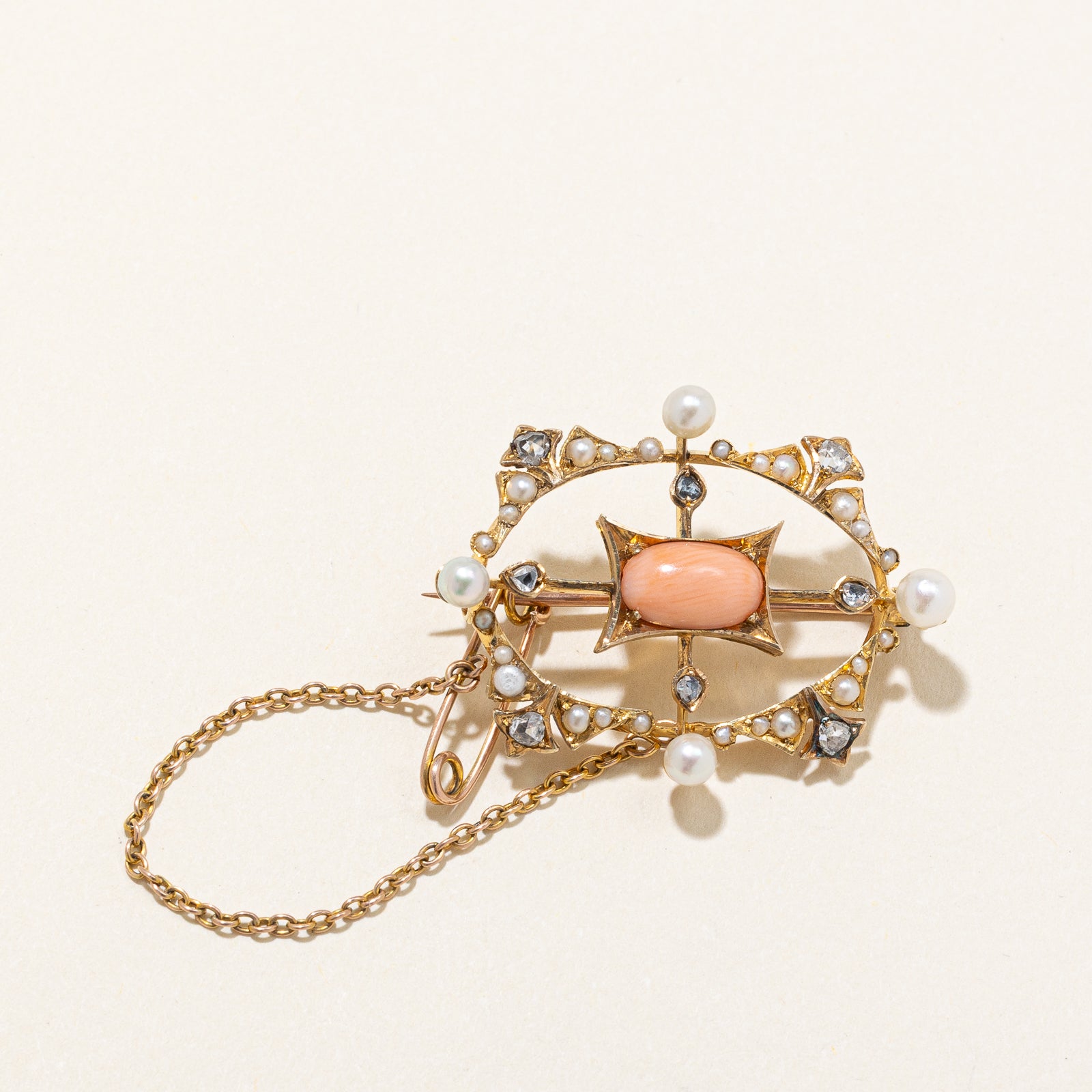 Broche victorienne en corail, diamants taille rose et perles fines | 1,79 ct, 0,16 ct |