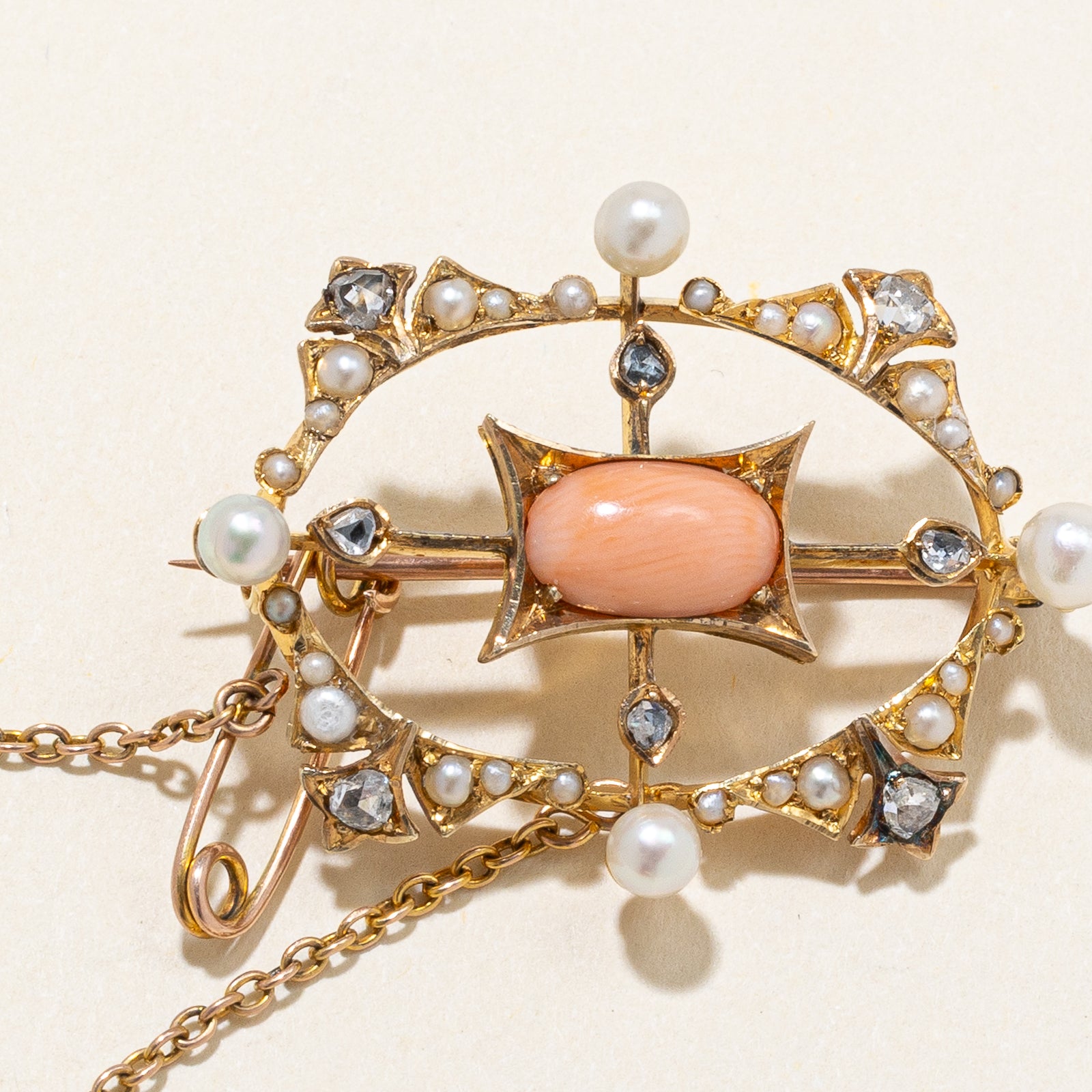 Broche victorienne en corail, diamants taille rose et perles fines | 1,79 ct, 0,16 ct |