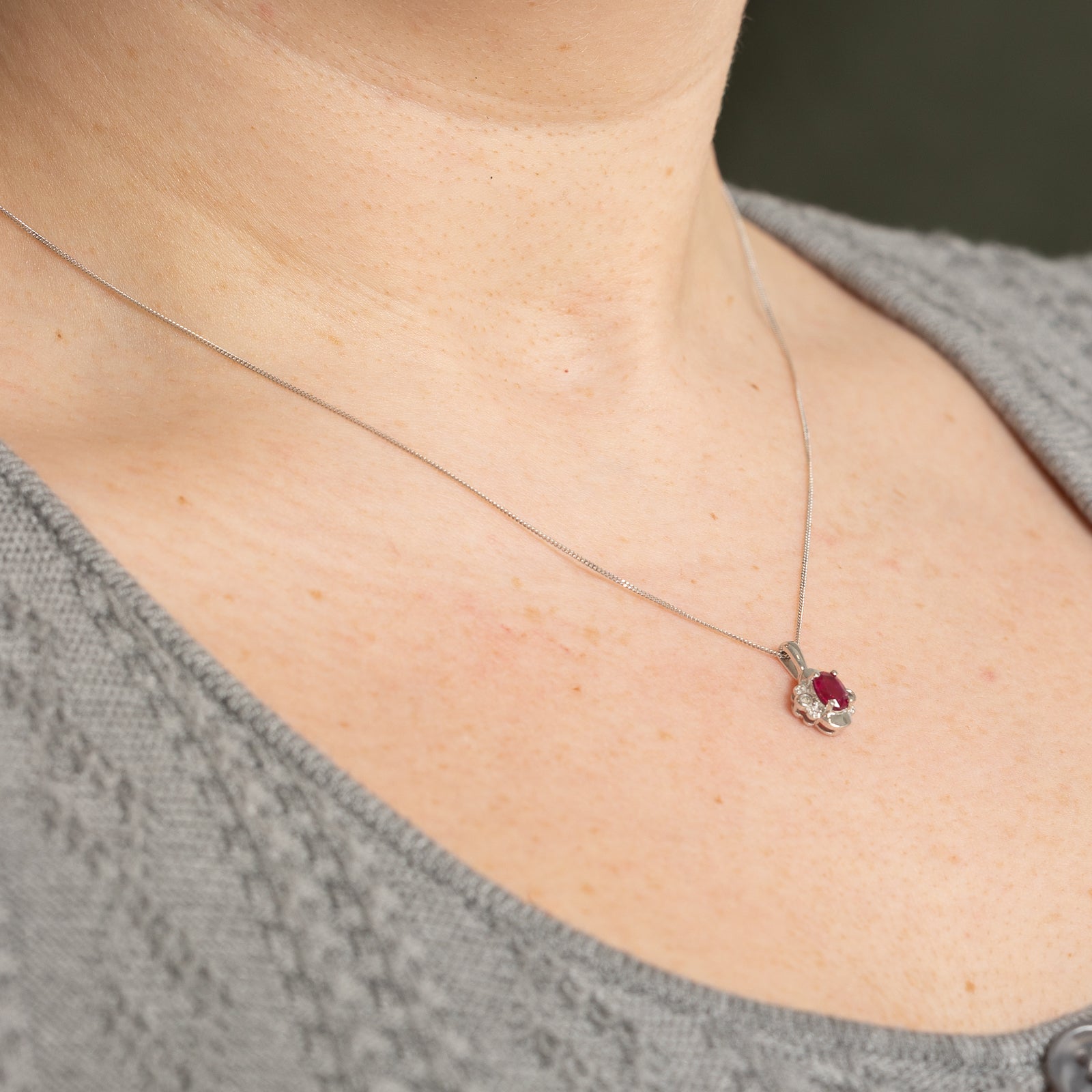Collier pendentif rubis ovale et diamants | 0,50 ct, 0,02 ct au total | 45,7 cm