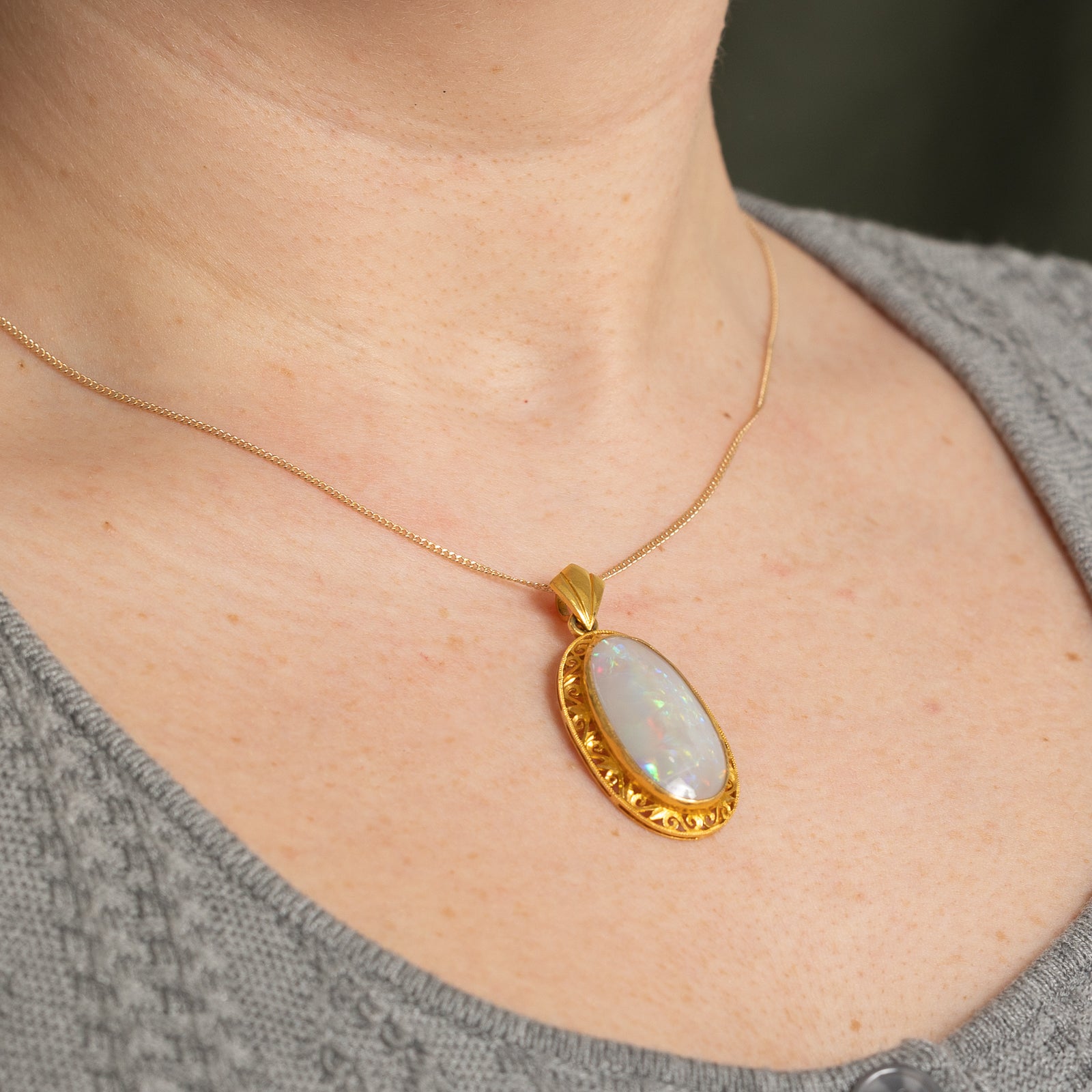 18K Oval Cabochon Opal Pendant | 14.09ct