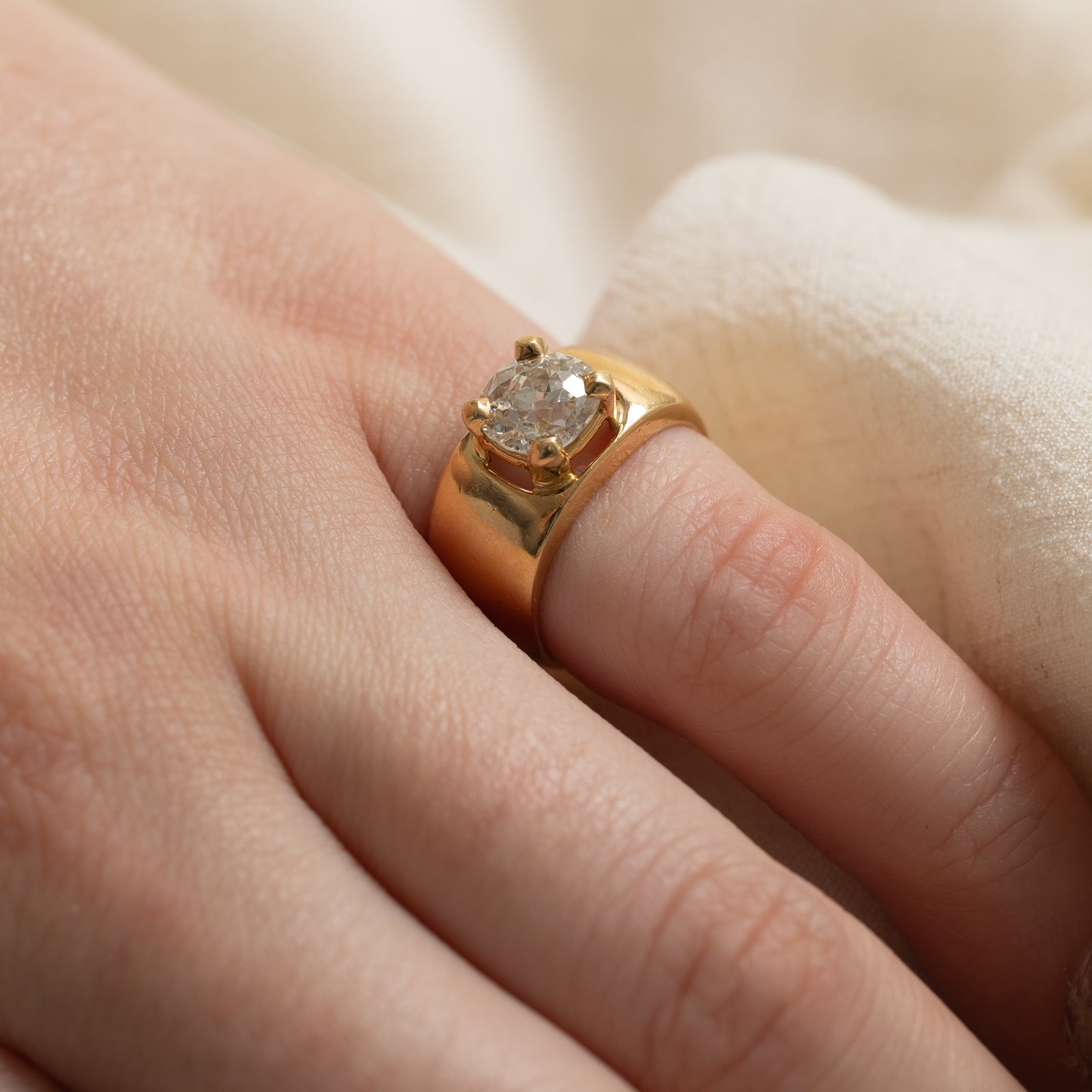 Bague « Cavelti » en or 18 carats sertie d’un diamant de mine ancienne de 1,35 carat (taille 3,5).