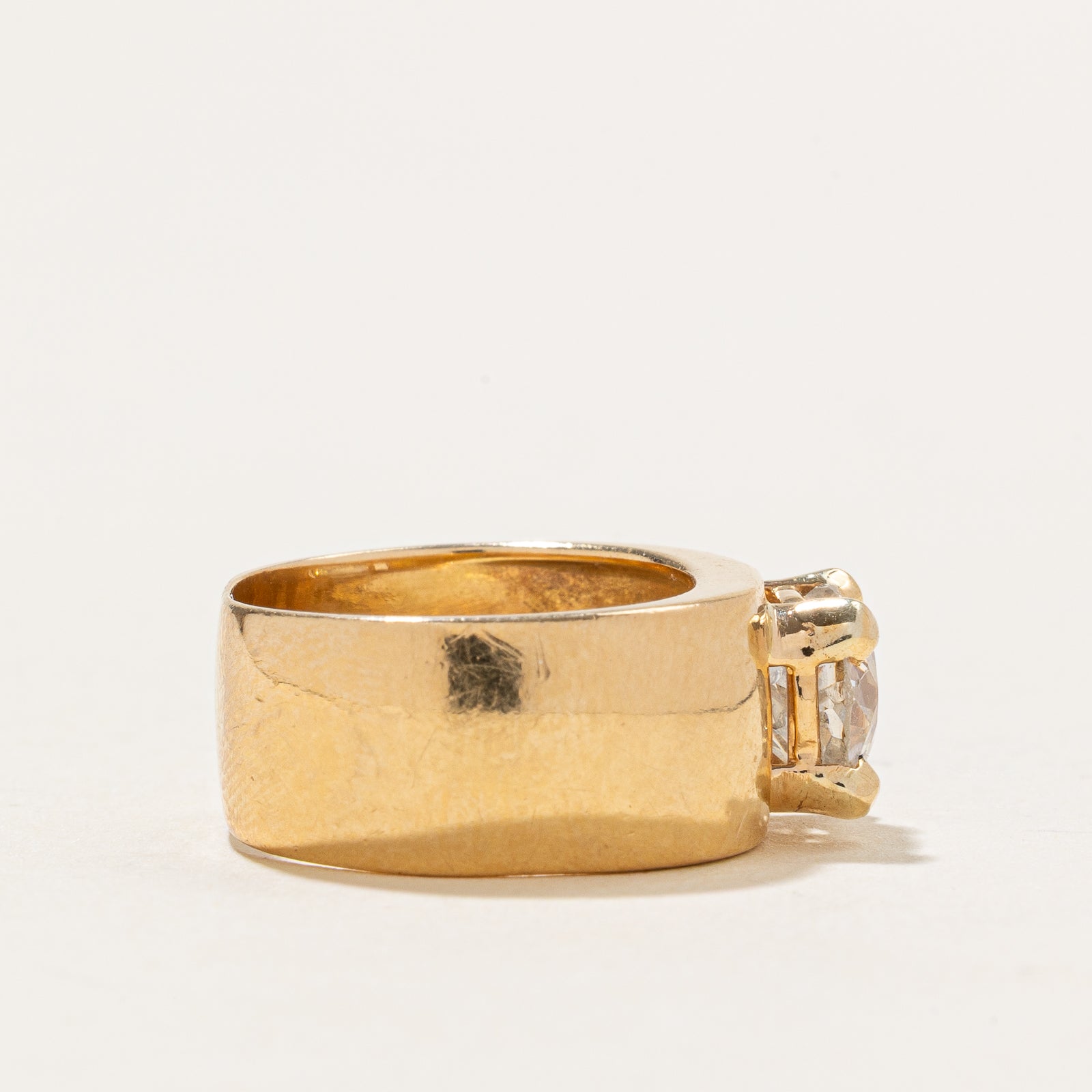 Bague « Cavelti » en or 18 carats sertie d’un diamant de mine ancienne de 1,35 carat (taille 3,5).