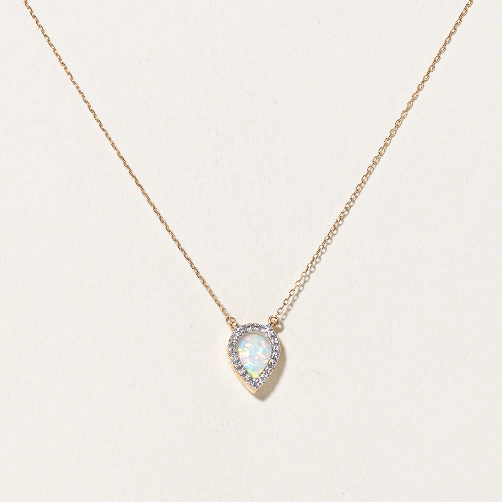 Collier pendentif halo opale et diamants | 0,20 ct, 0,04 ct au total | 40,6 cm