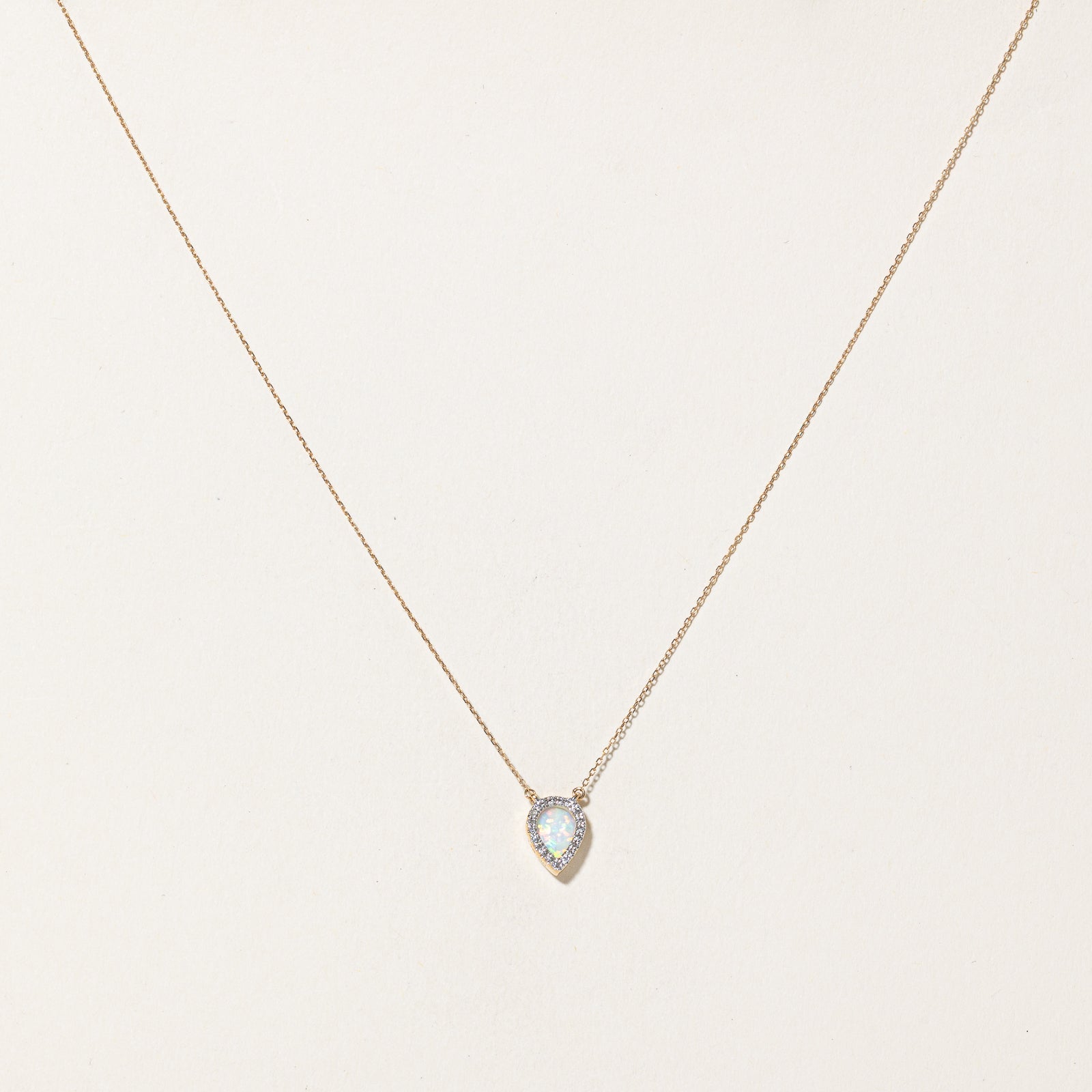 Collier pendentif halo opale et diamants | 0,20 ct, 0,04 ct au total | 40,6 cm