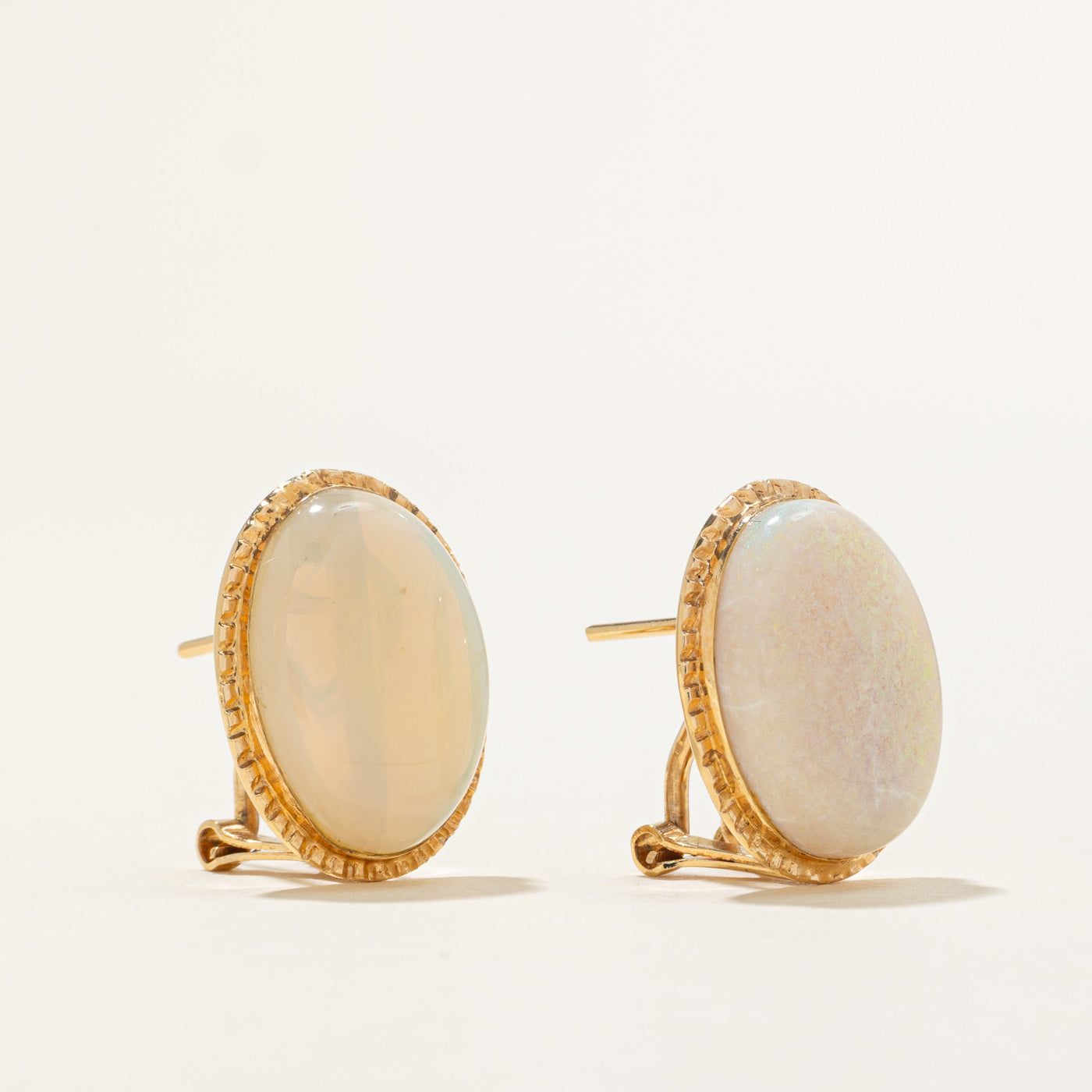 Boucles d'oreilles puces en or 14 carats avec opale ovale | 9,00 ct