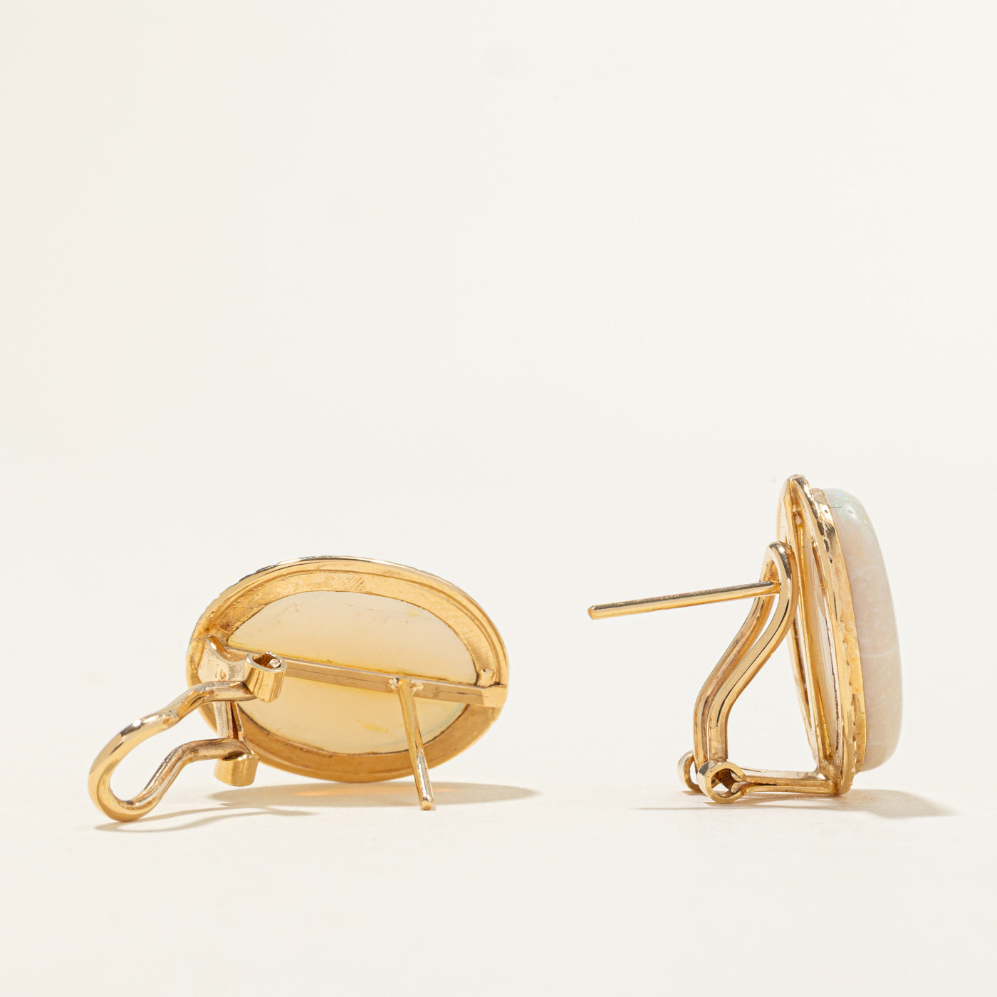 Boucles d'oreilles puces en or 14 carats avec opale ovale | 9,00 ct