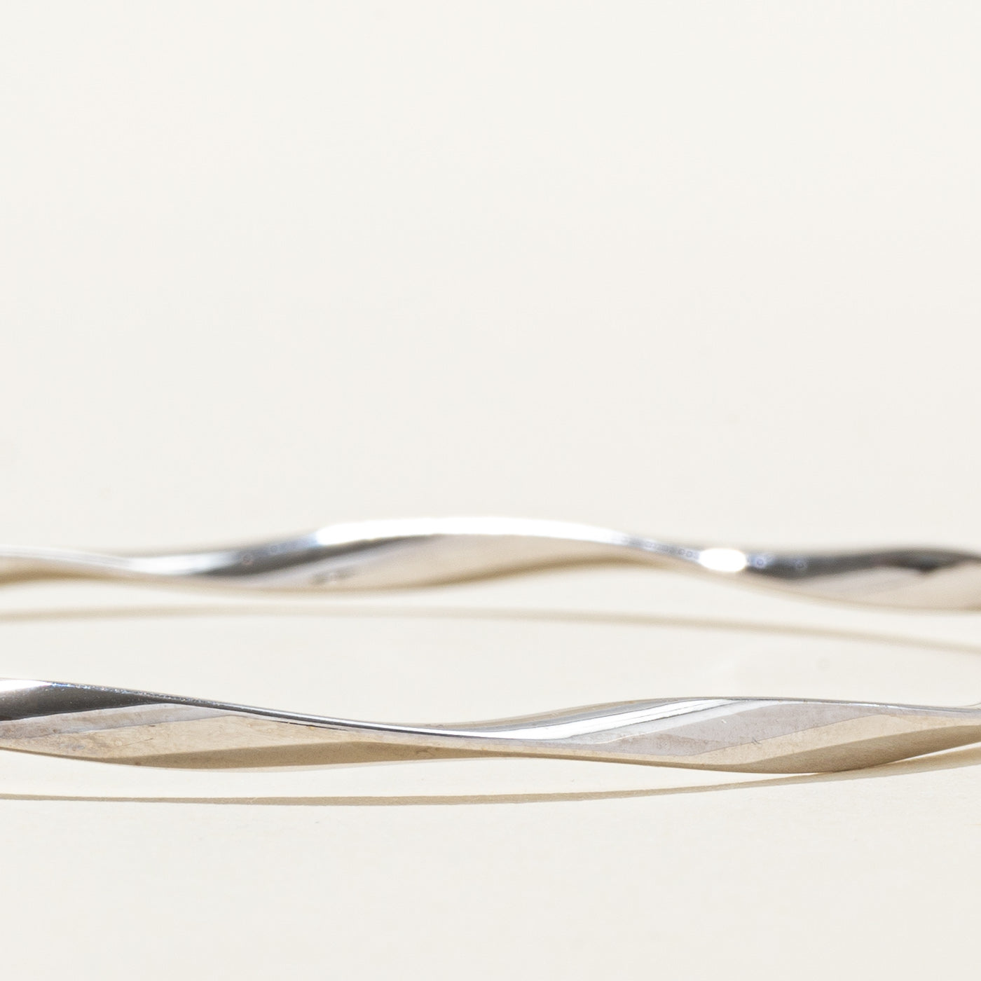 Bracelet jonc en or blanc 10 carats | 21,6 cm