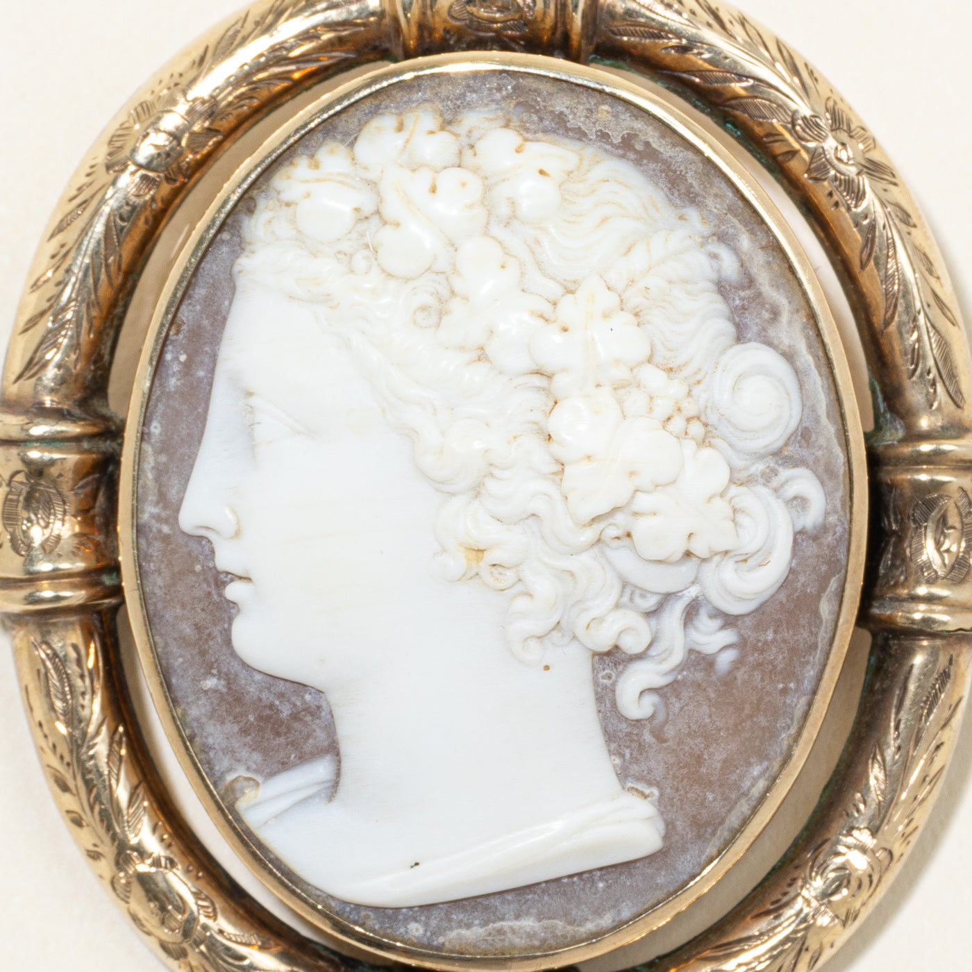9K Shell Cameo Floral Engraved Brooch | 40.00ct
