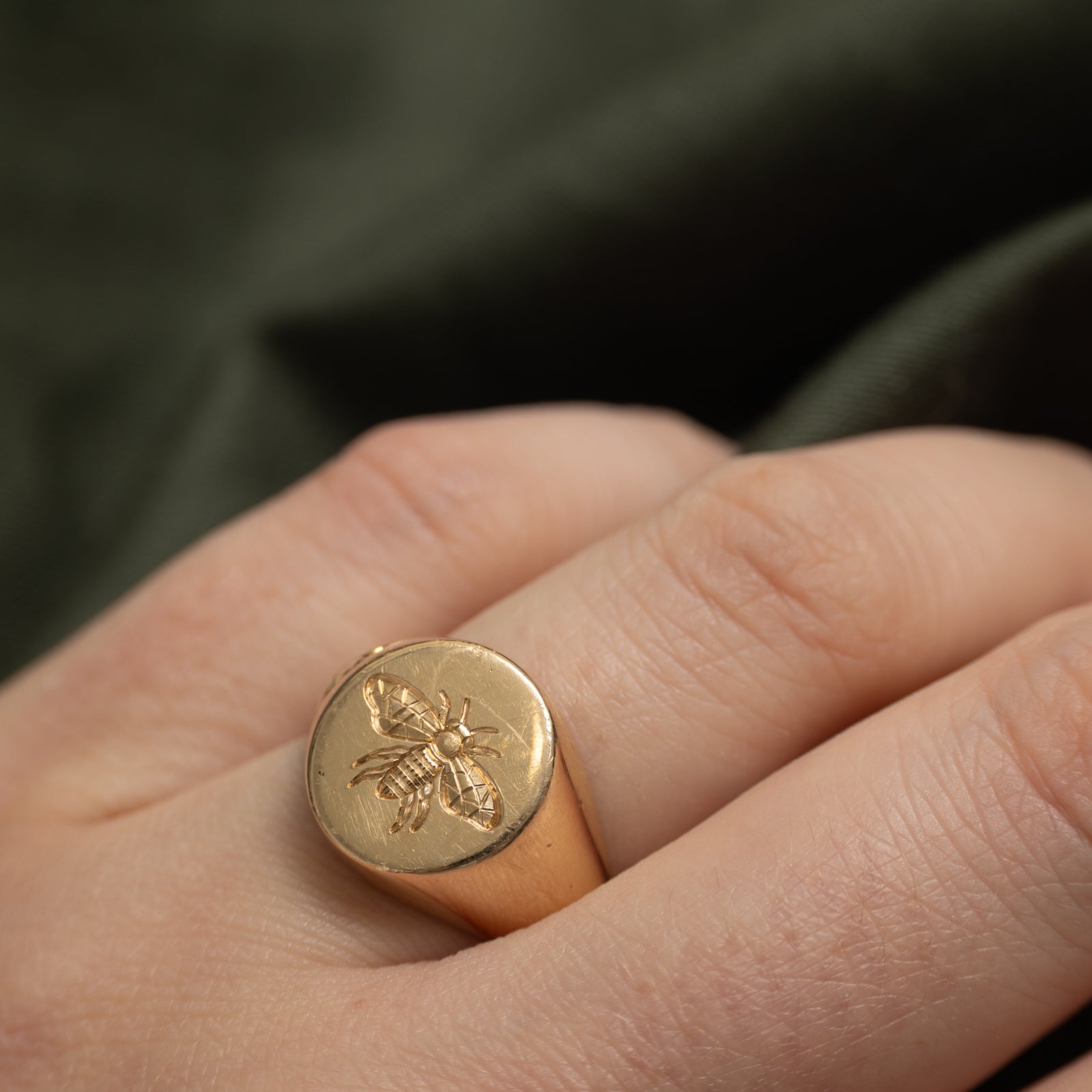 Bague chevalière en or jaune 14 carats gravée d'un insecte | Taille 6,5