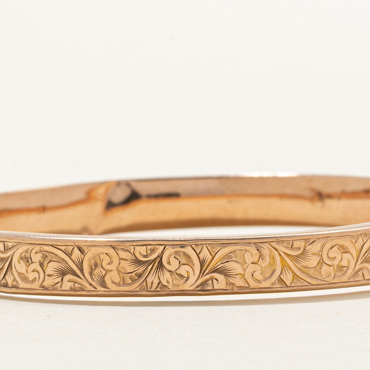 Bracelet jonc Birmingham 1940 en or rose 9 carats à volutes | 17 cm