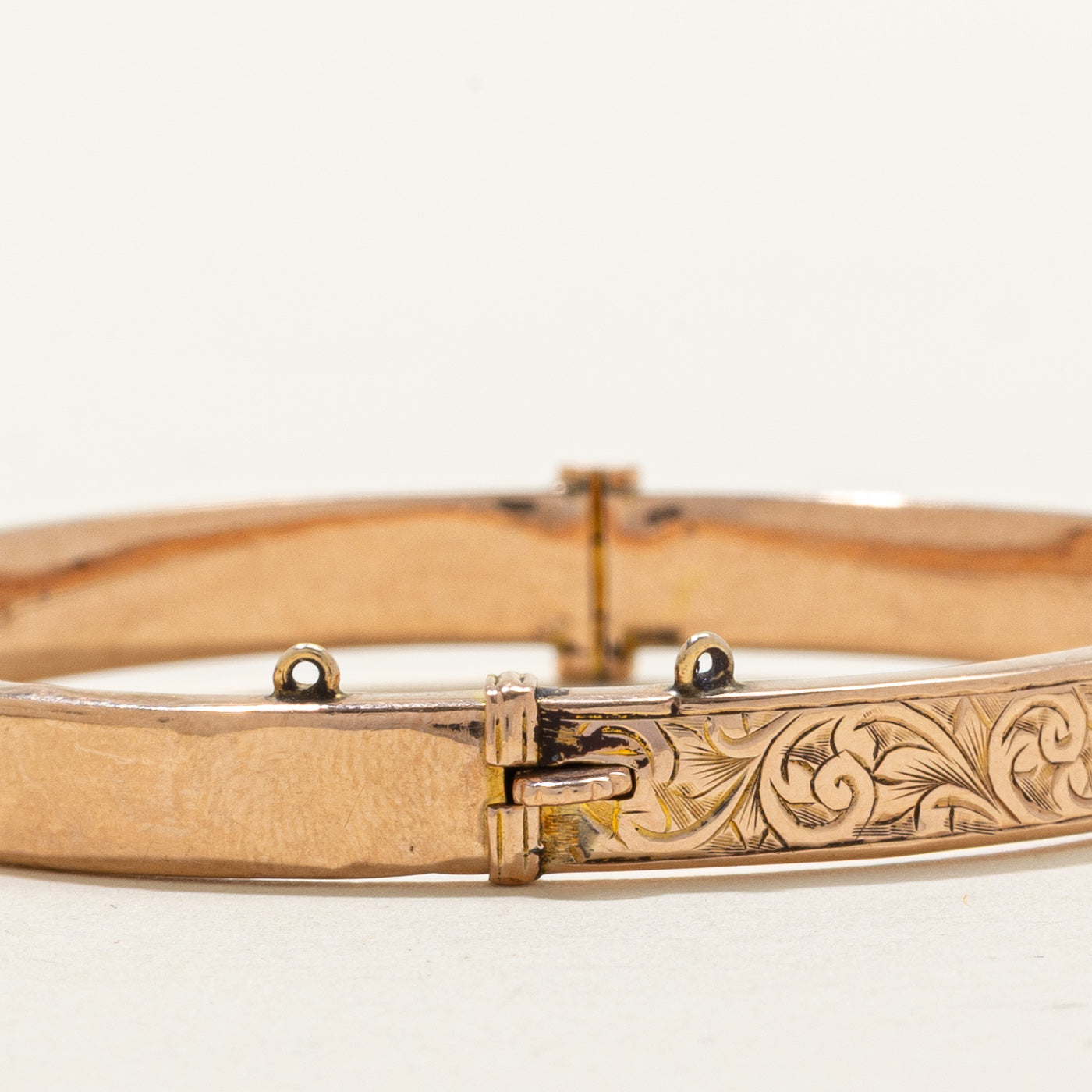 Bracelet jonc Birmingham 1940 en or rose 9 carats à volutes | 17 cm