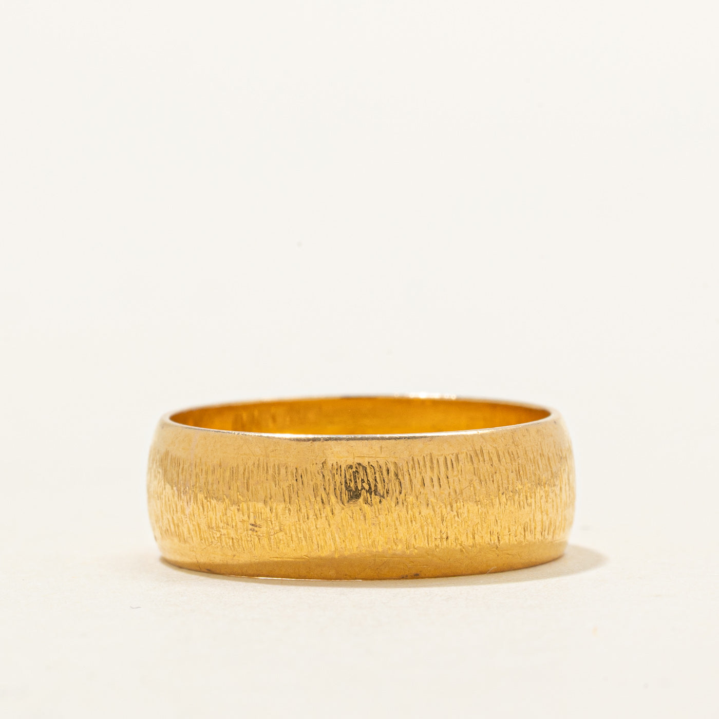 Bague texturée en or jaune 22 carats 1962 London | 6,11 mm | Taille 6 |