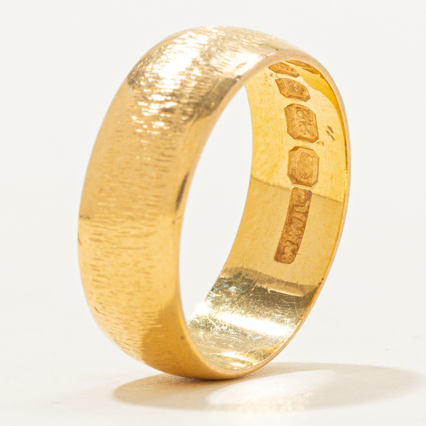 Bague texturée en or jaune 22 carats 1962 London | 6,11 mm | Taille 6 |