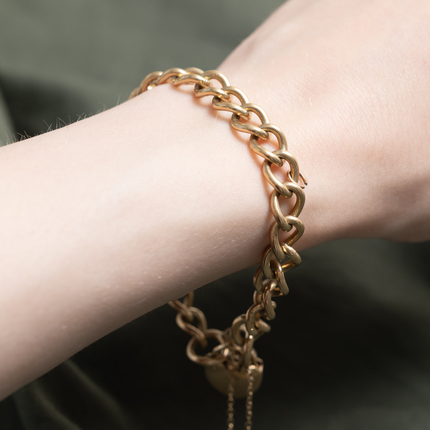 1973 London 9K Yellow Gold Heart Padlock Chain Bracelet | 8.92mm | 8" |