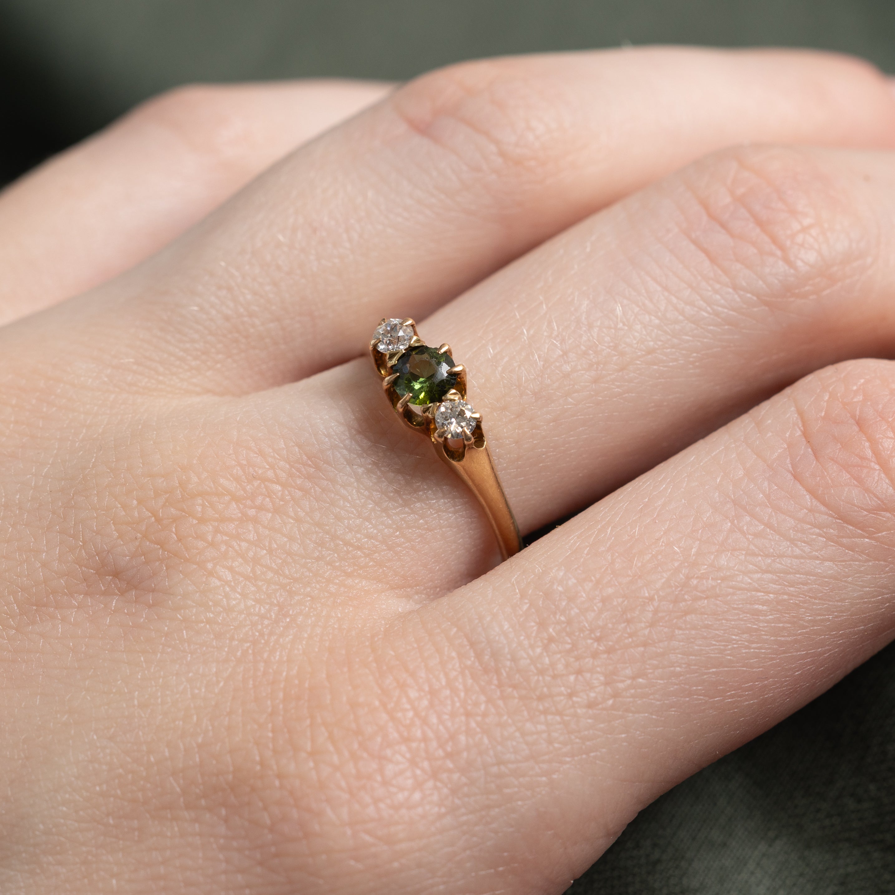Bague ancienne trois pierres en tourmaline et diamants | 0,25 ct, 0,22 ct au total | Taille 8