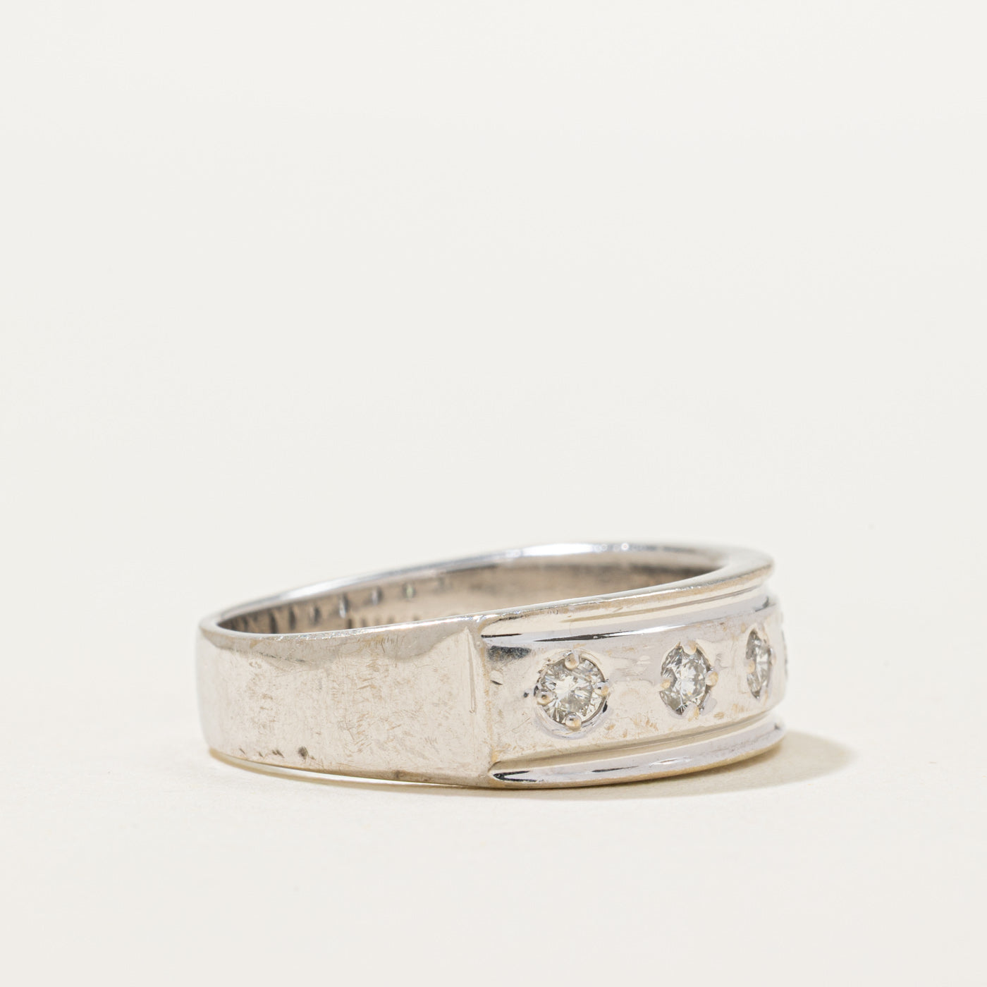 Bague sertie de sept diamants | 0,40 ct au total | Taille 9,25