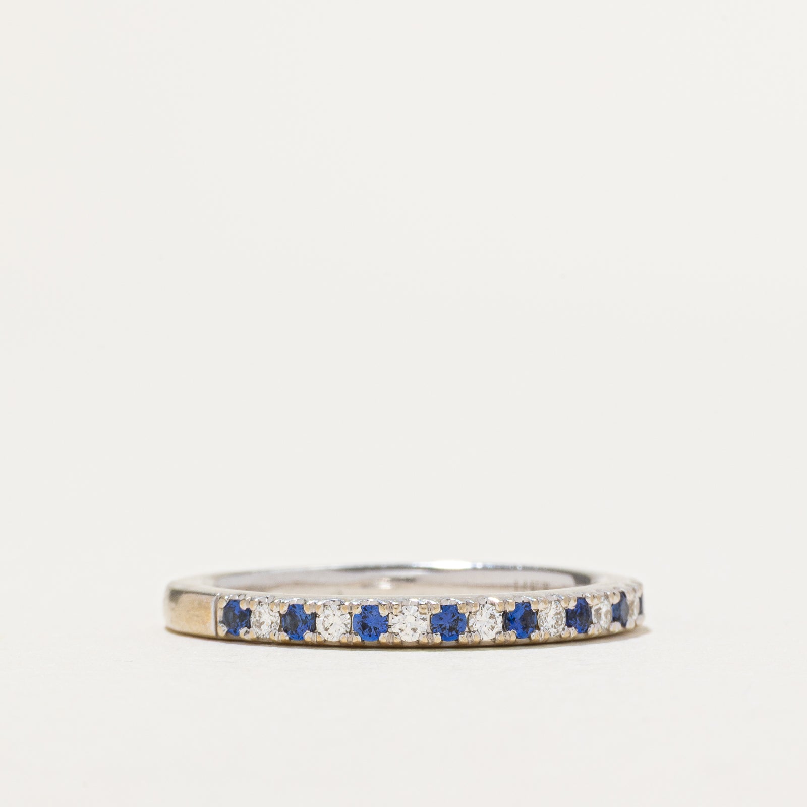 Alliance semi-éternité « Vera Wang » en saphirs synthétiques et diamants | 0,16 ct et 0,10 ct au total | Taille 7,5