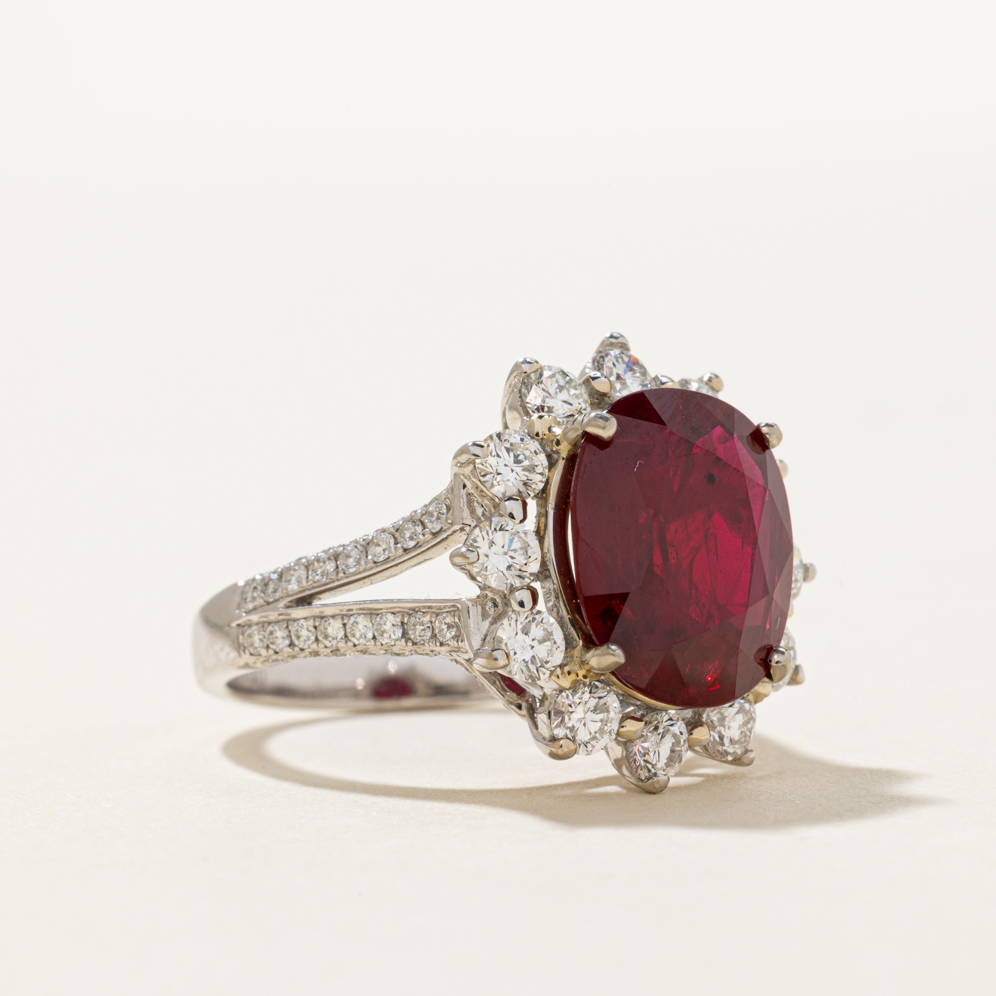 ***Prix - Bague cocktail GIA rubis et diamants, halo de pétales | 5,22 ct, 2,00 ct au total | Taille 6,5
