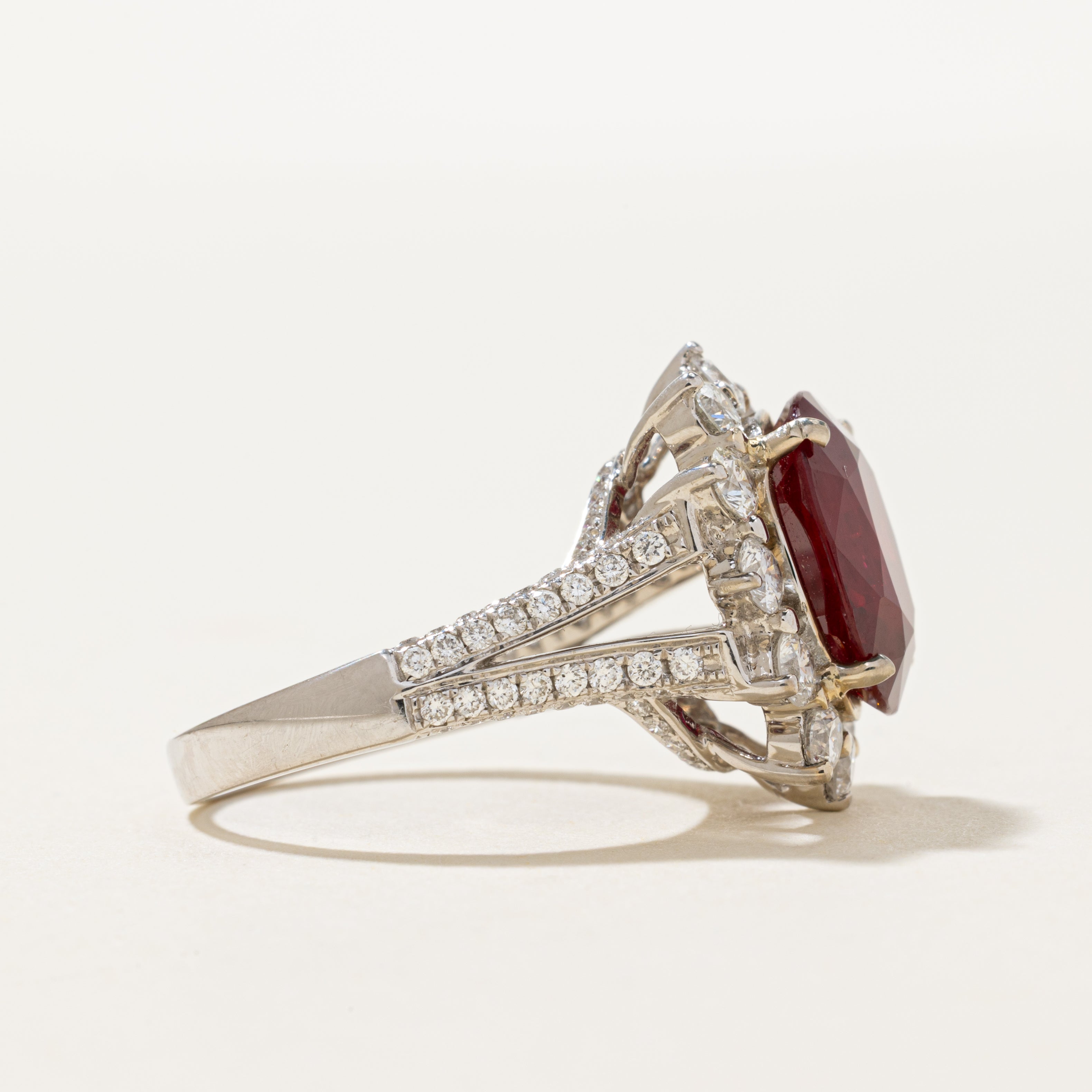 ***Prix - Bague cocktail GIA rubis et diamants, halo de pétales | 5,22 ct, 2,00 ct au total | Taille 6,5