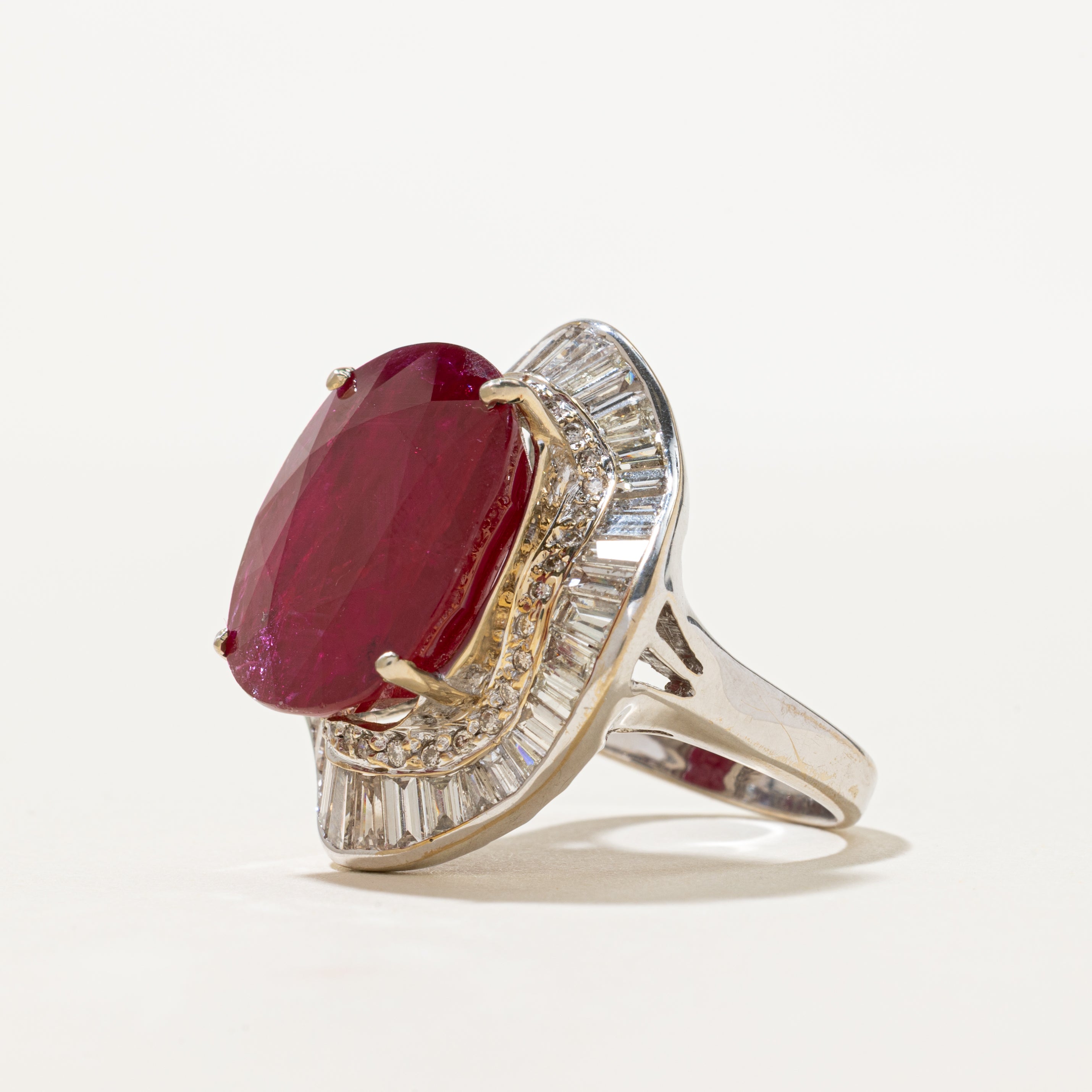 ***Prix - Bague cocktail AIGS Rubis et Diamants | 28,88 ct, 3,57 ct au total | Taille 9,75