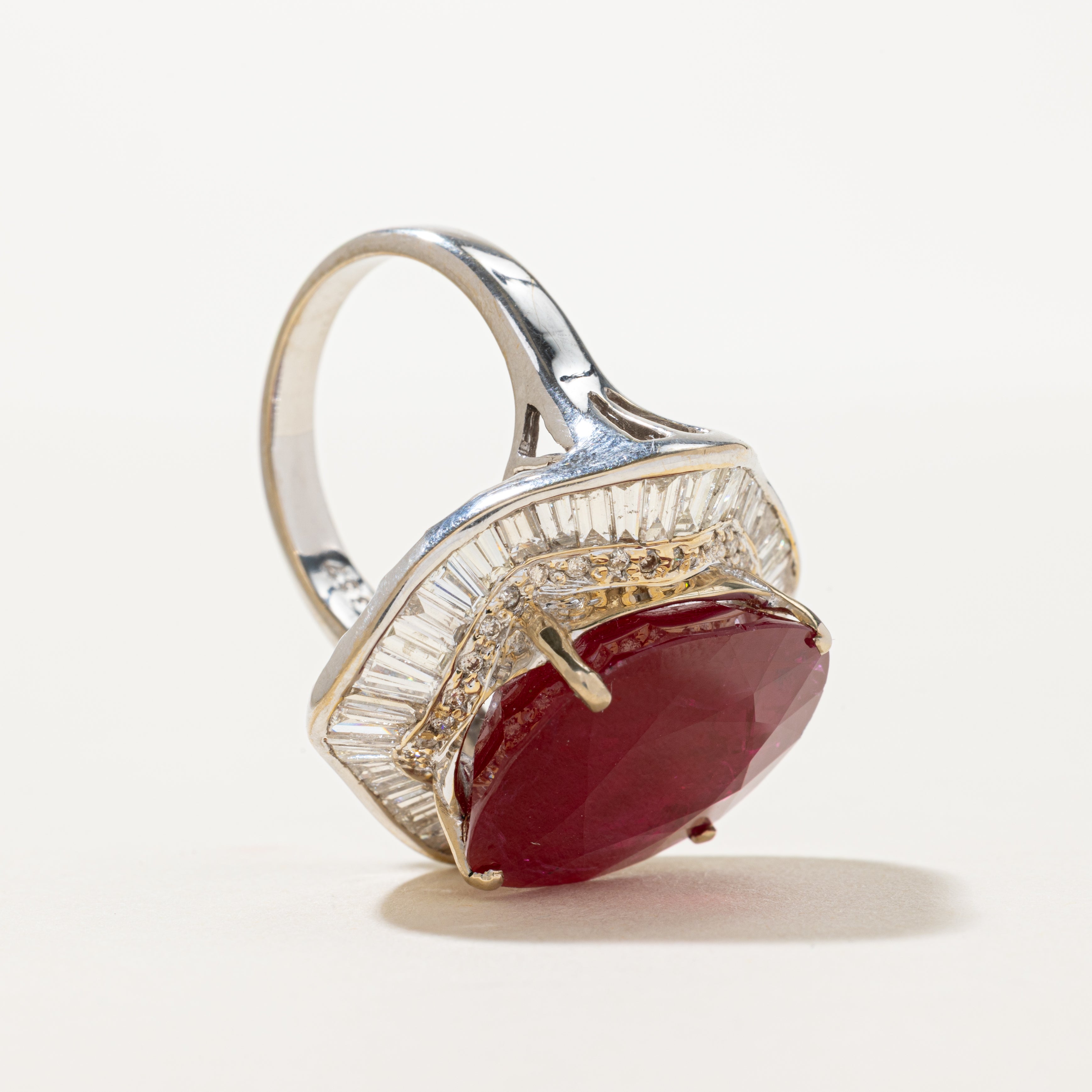 ***Prix - Bague cocktail AIGS Rubis et Diamants | 28,88 ct, 3,57 ct au total | Taille 9,75