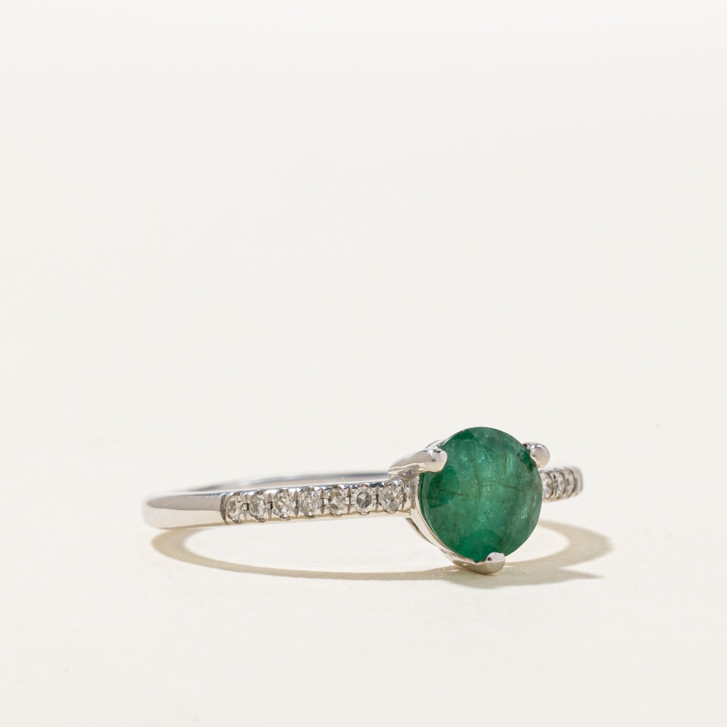 Bague émeraude et diamants | 0,75 ct, 0,07 ct au total | Taille 7,25