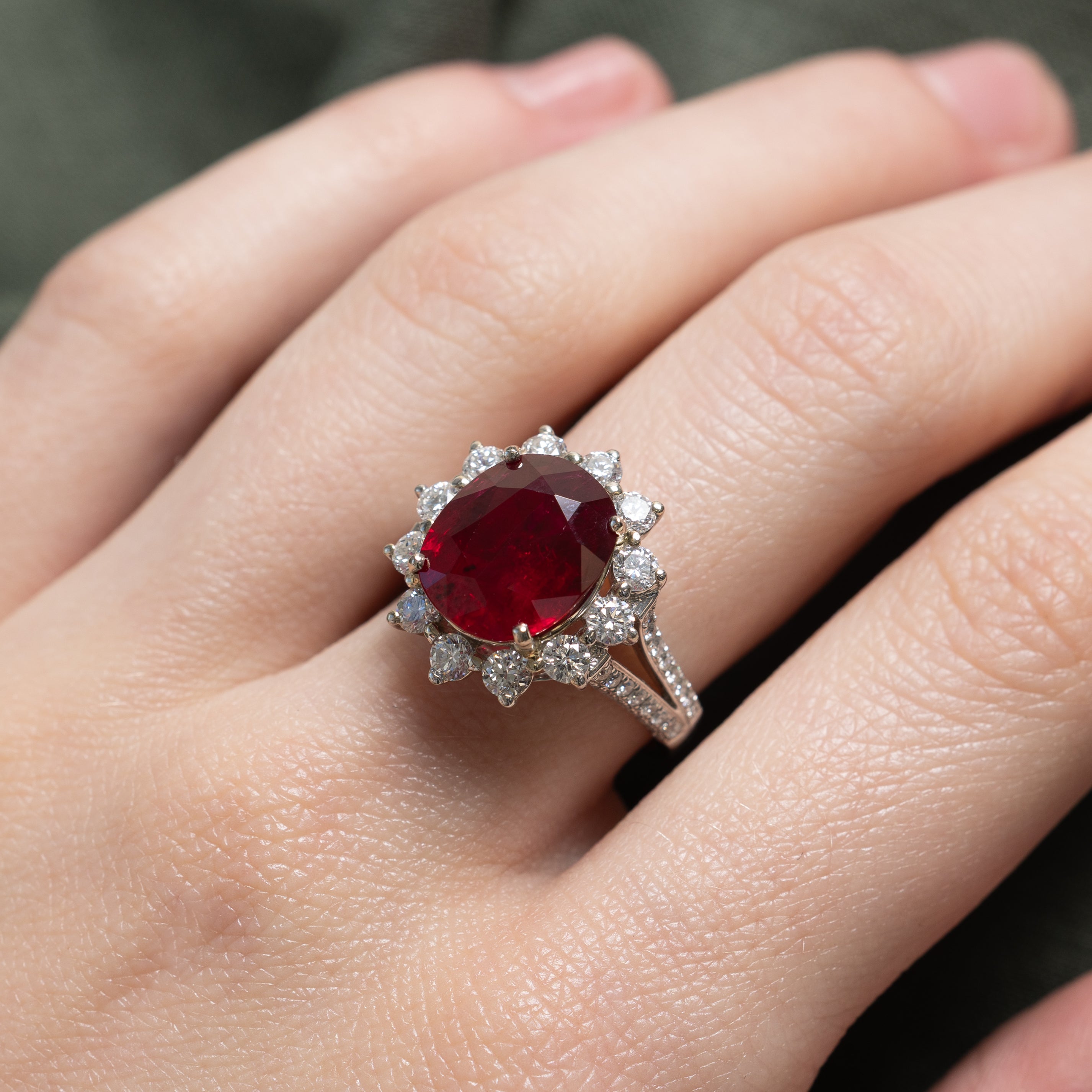 ***Prix - Bague cocktail GIA rubis et diamants, halo de pétales | 5,22 ct, 2,00 ct au total | Taille 6,5