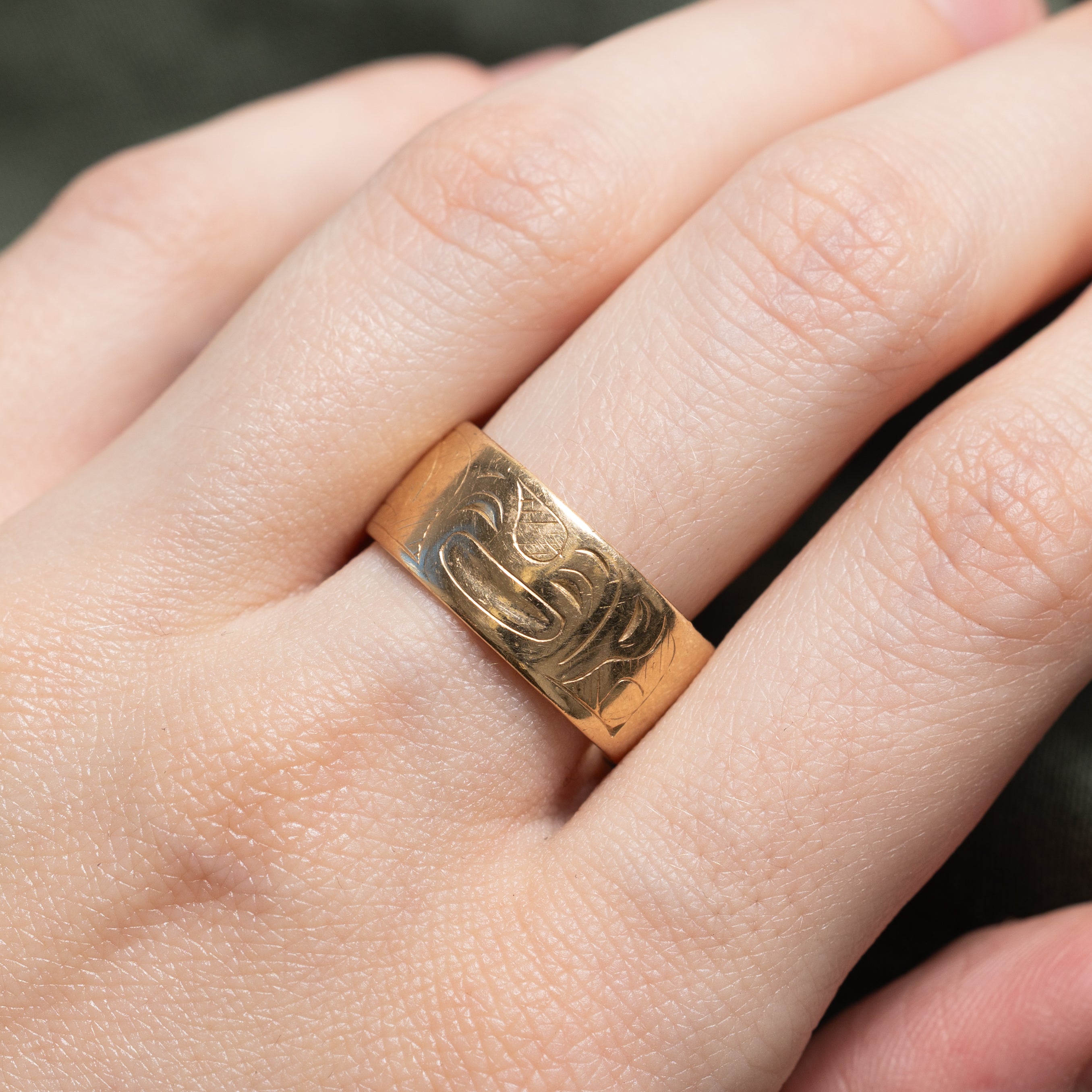 'Bill Helin' 14k Yellow Gold Indigenous Art Engraved Band | SZ 9