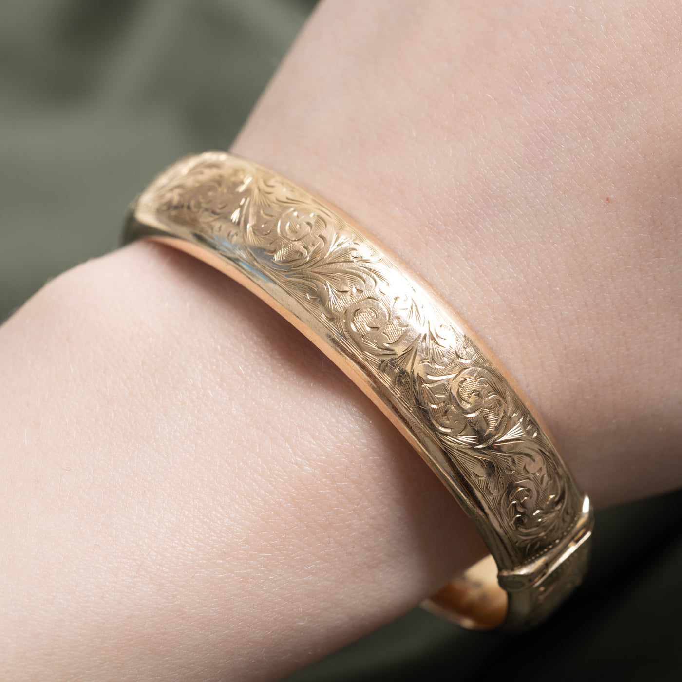 1976 Birmingham 9k Yellow Gold Scrollwork Engraved Cuff | 7"