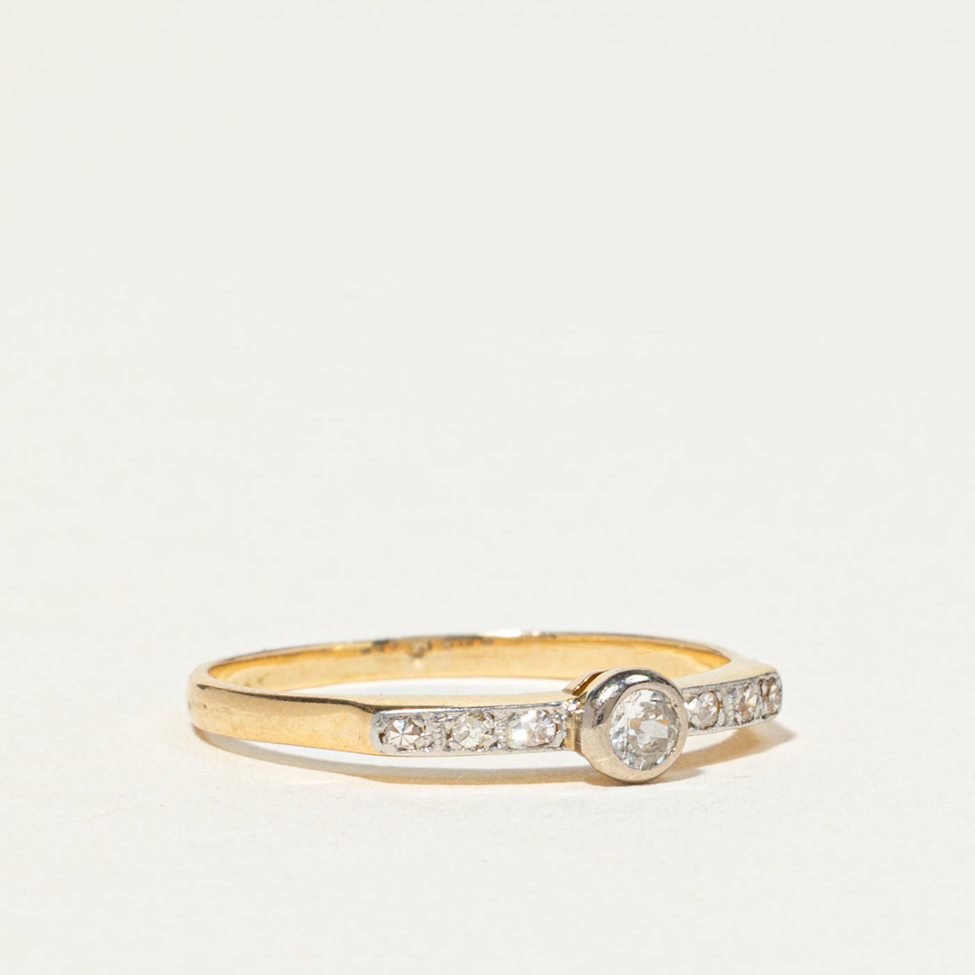Bague fine en or 18 carats sertie clos d'un diamant taille ancienne européenne | 0,17 ct | Taille 7,5