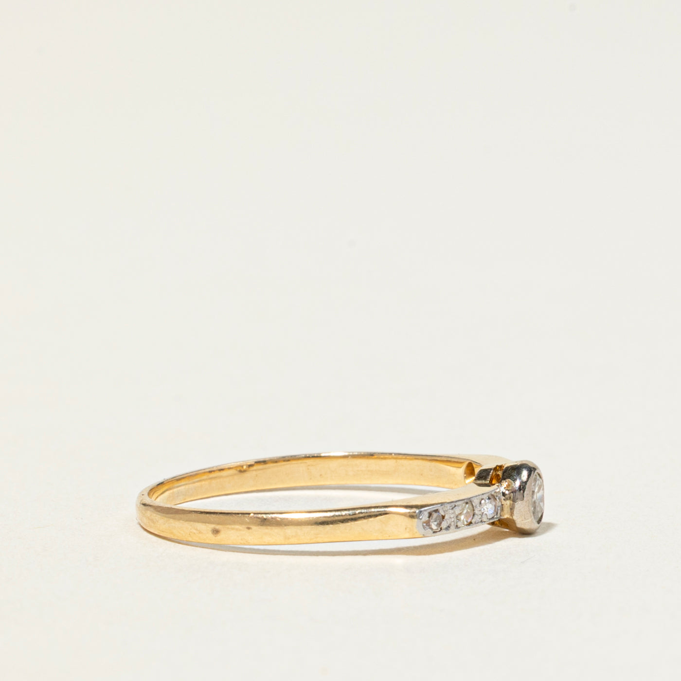 Bague fine en or 18 carats sertie clos d'un diamant taille ancienne européenne | 0,17 ct | Taille 7,5